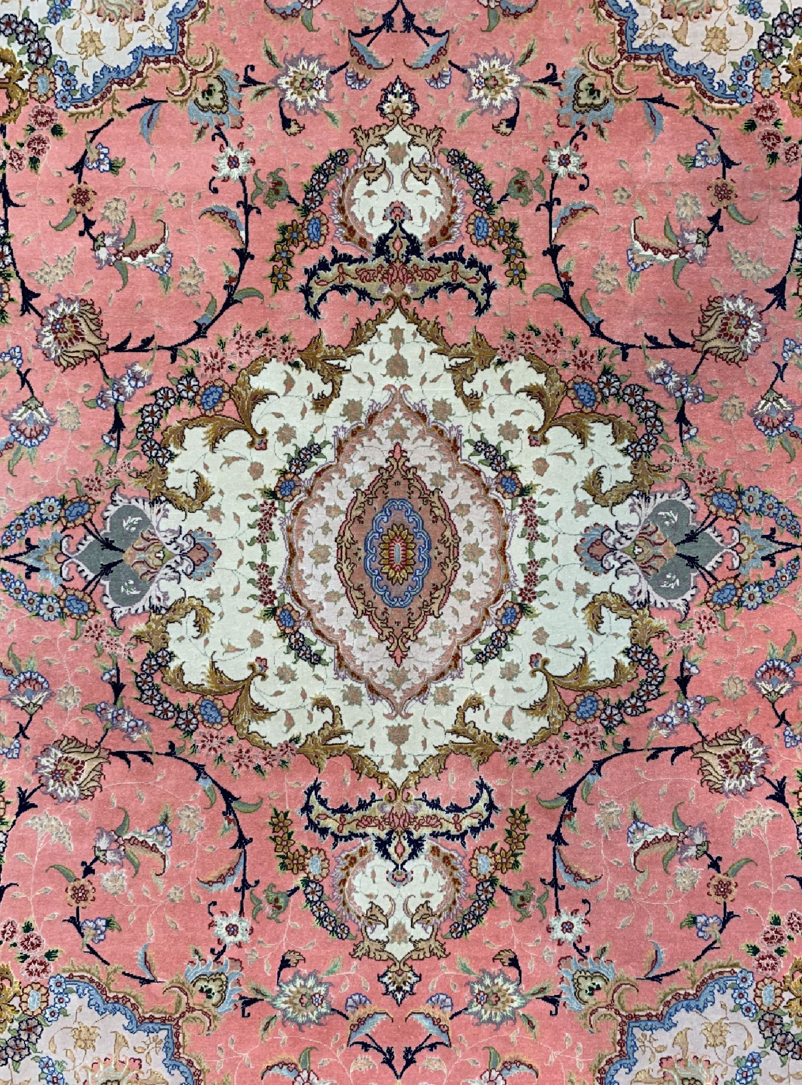 Detail d: Täbriz fein(60 Raj), Persien, ca. 50 Jahre,Korkwolle mit und auf Seide, ca. 214 x 150 cm,ca. 1,0 Mio. Kn/qm, EHZ: 2, (minimaler Mottenfraß am ...