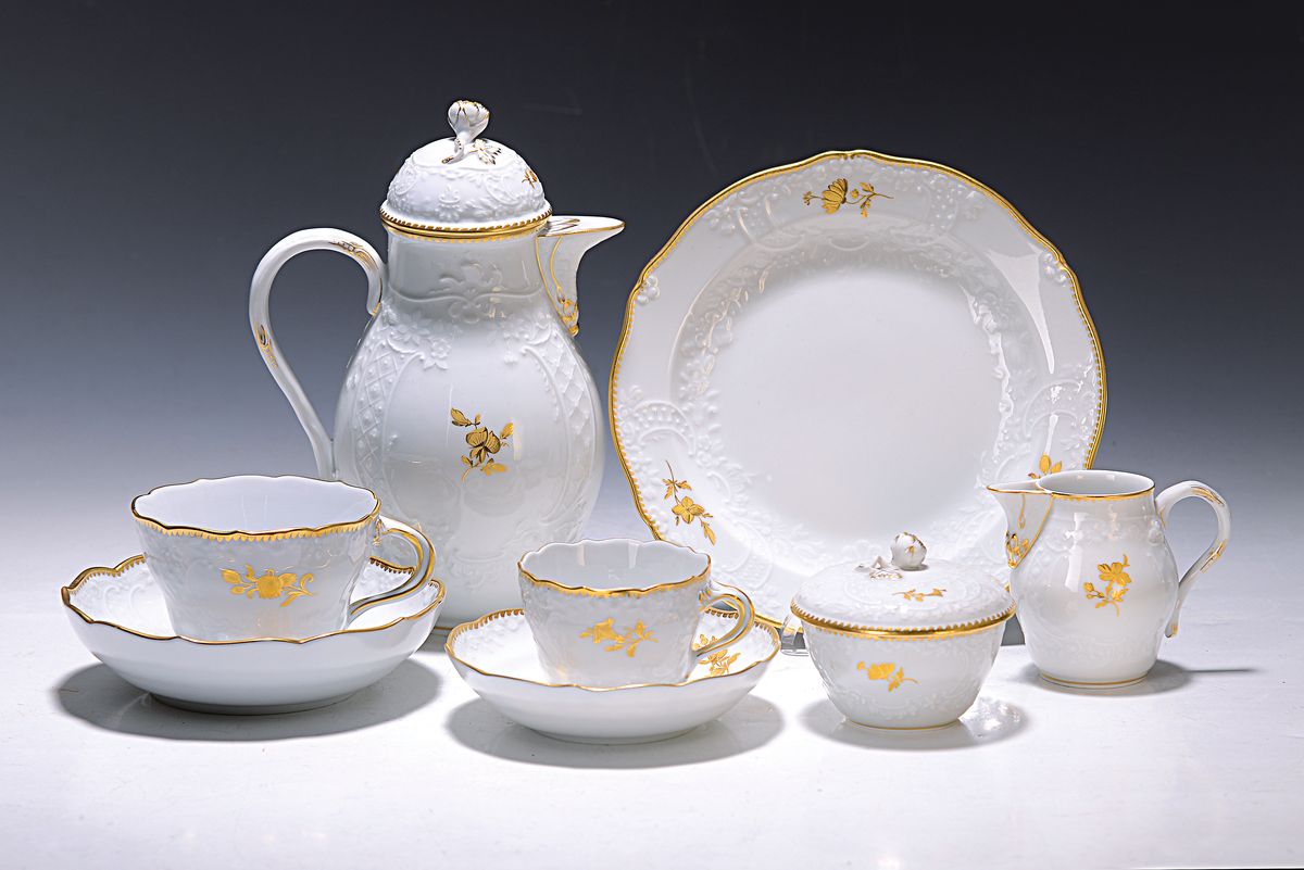 Kaffee-und Mokkaservice, Meissen, 20.Jh., Dekor Goldzweig, Porzellan, Goldzahnkante u. Goldrand, Kuchenteller: 4x 1. Wahl 6x 2. Wahl, 5 Kaffeetassen ...