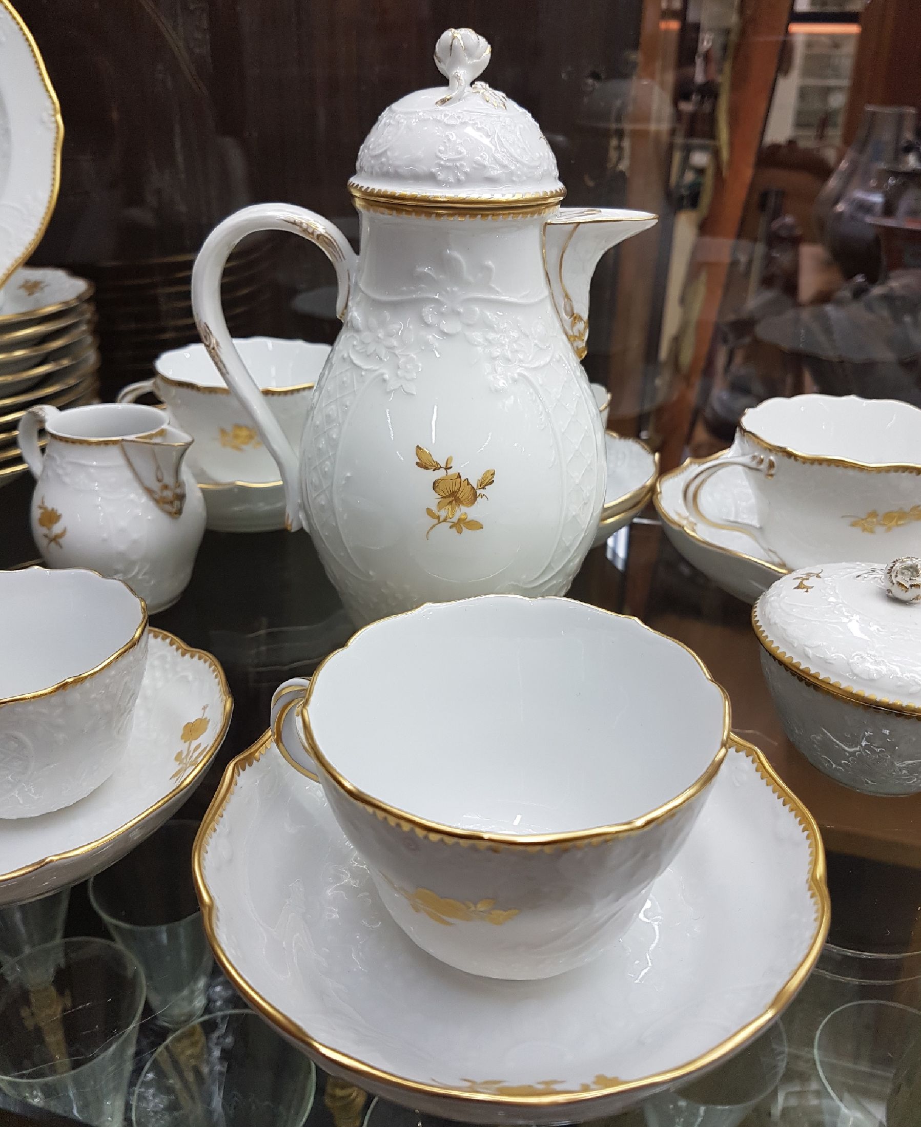 Detail a: Kaffee-und Mokkaservice, Meissen, 20.Jh., Dekor Goldzweig, Porzellan, Goldzahnkante u. Goldrand, Kuchenteller: 4x 1. Wahl 6x 2. Wahl, 5 Kaffeetassen ...
