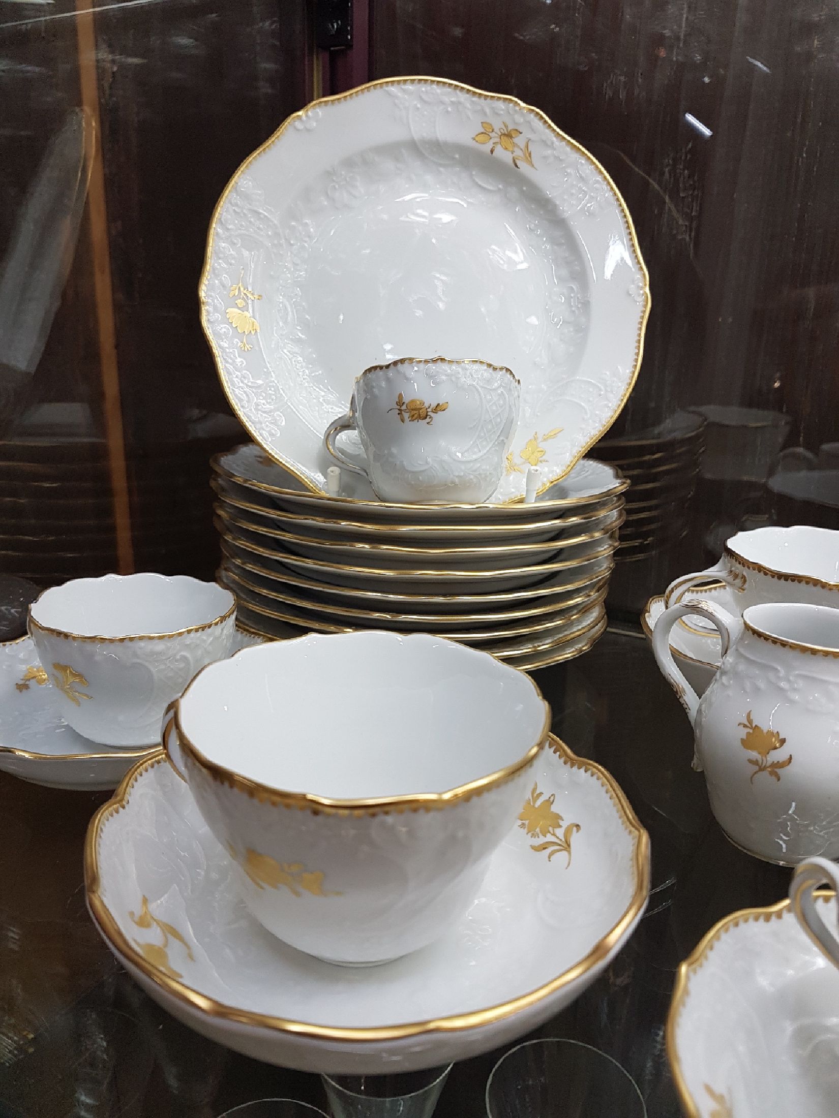 Detail b: Kaffee-und Mokkaservice, Meissen, 20.Jh., Dekor Goldzweig, Porzellan, Goldzahnkante u. Goldrand, Kuchenteller: 4x 1. Wahl 6x 2. Wahl, 5 Kaffeetassen ...