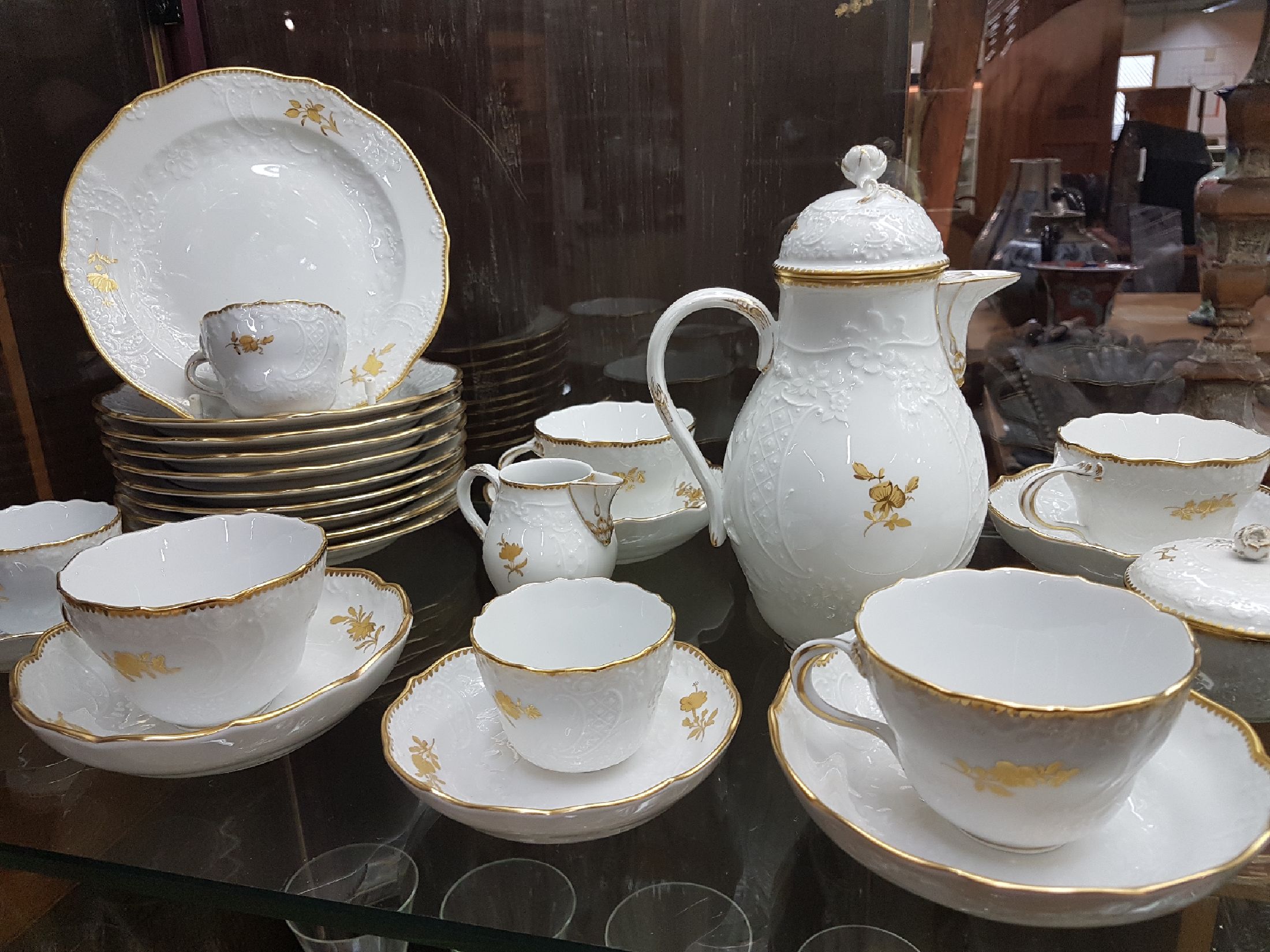 Detail c: Kaffee-und Mokkaservice, Meissen, 20.Jh., Dekor Goldzweig, Porzellan, Goldzahnkante u. Goldrand, Kuchenteller: 4x 1. Wahl 6x 2. Wahl, 5 Kaffeetassen ...