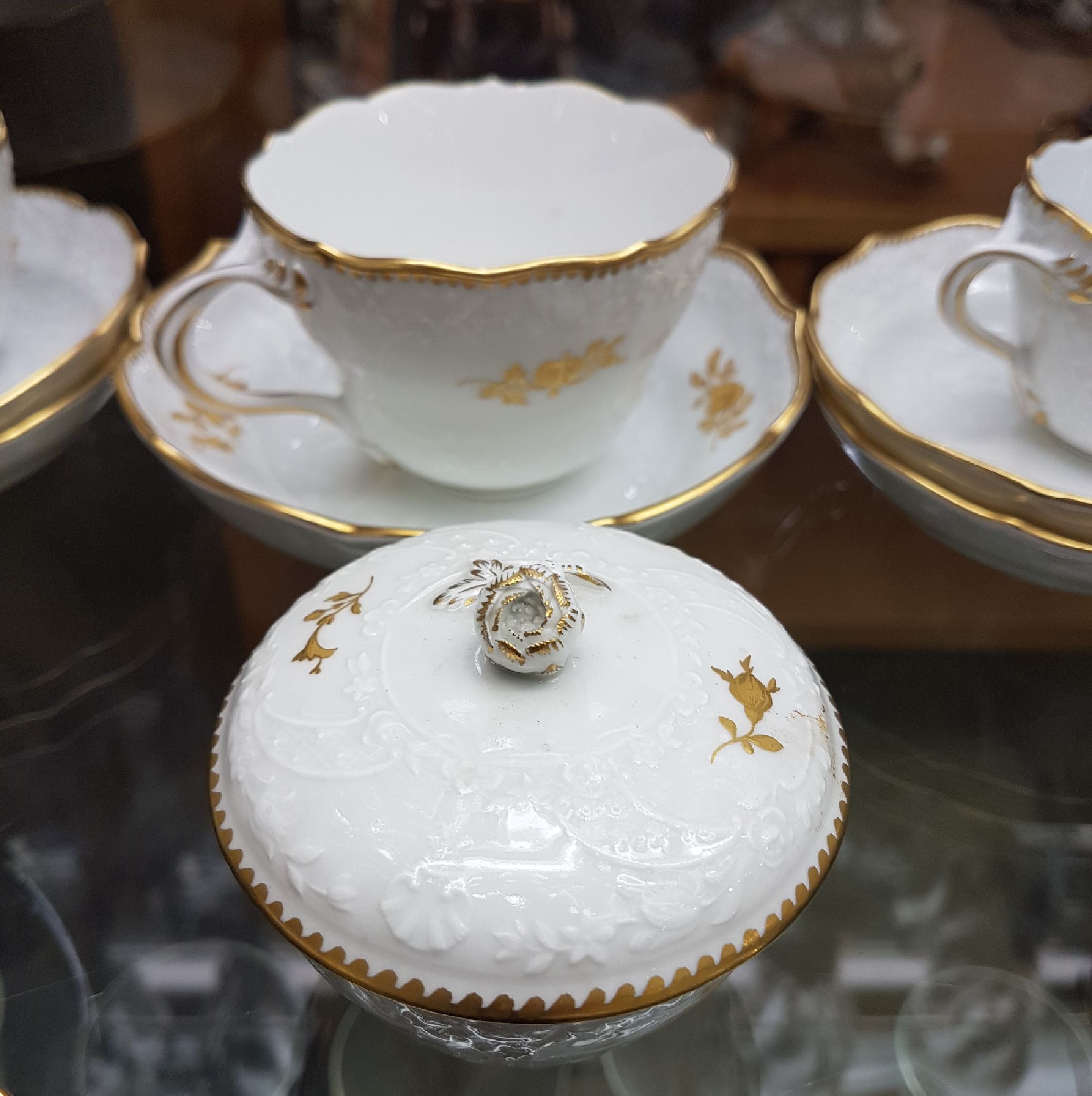 Detail d: Kaffee-und Mokkaservice, Meissen, 20.Jh., Dekor Goldzweig, Porzellan, Goldzahnkante u. Goldrand, Kuchenteller: 4x 1. Wahl 6x 2. Wahl, 5 Kaffeetassen ...