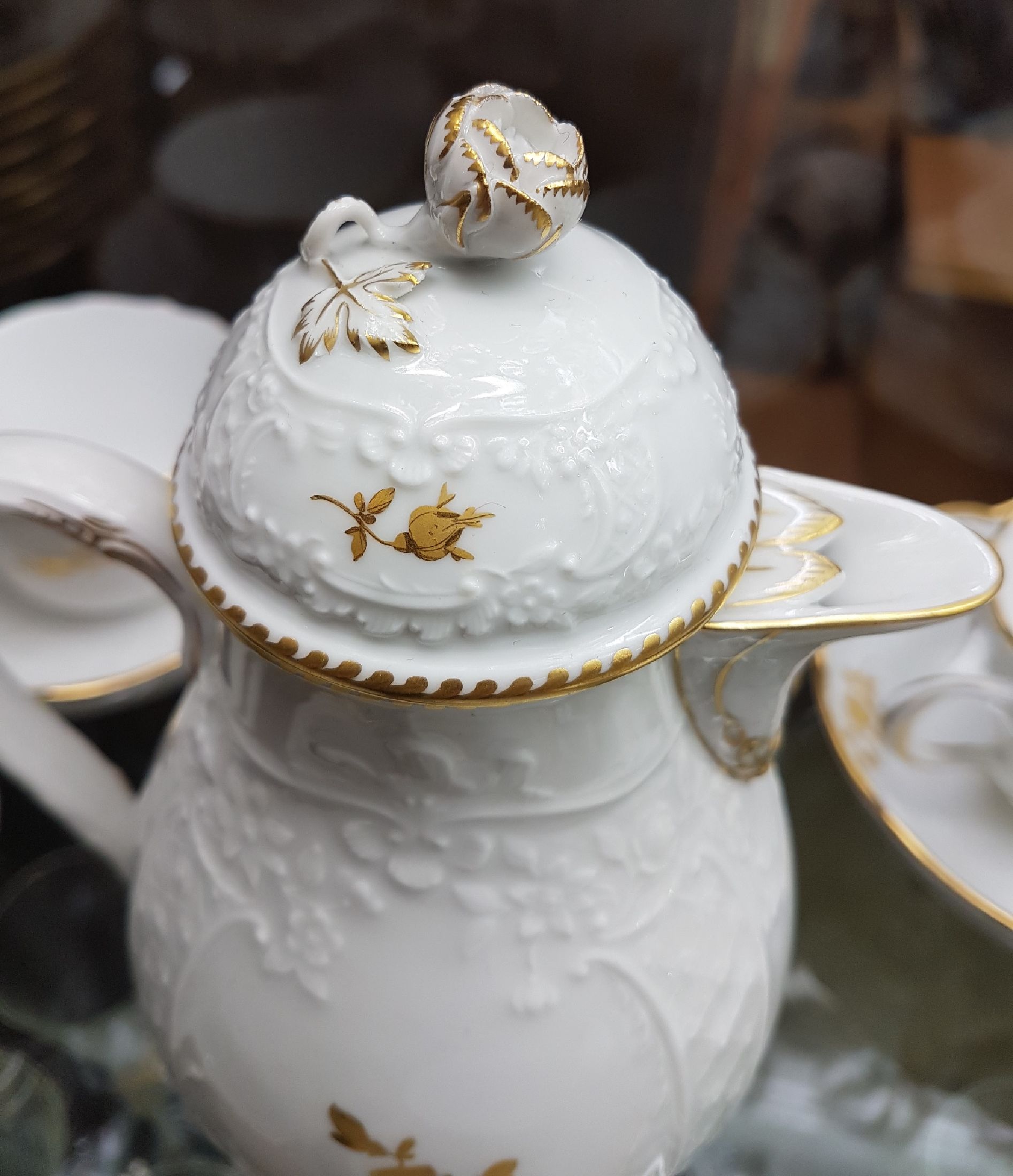 Detail e: Kaffee-und Mokkaservice, Meissen, 20.Jh., Dekor Goldzweig, Porzellan, Goldzahnkante u. Goldrand, Kuchenteller: 4x 1. Wahl 6x 2. Wahl, 5 Kaffeetassen ...