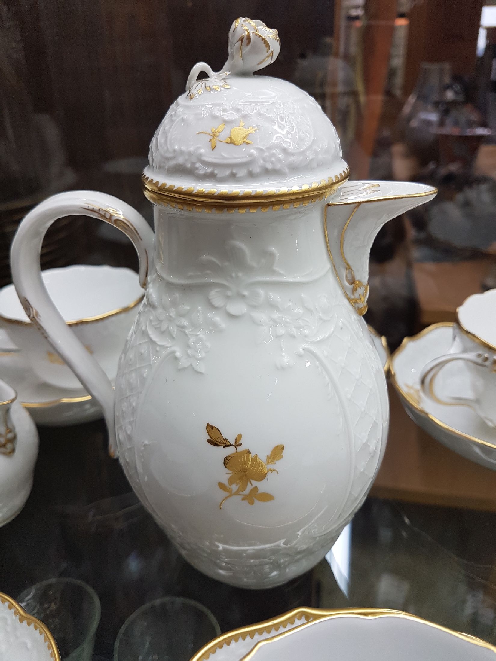 Detail f: Kaffee-und Mokkaservice, Meissen, 20.Jh., Dekor Goldzweig, Porzellan, Goldzahnkante u. Goldrand, Kuchenteller: 4x 1. Wahl 6x 2. Wahl, 5 Kaffeetassen ...