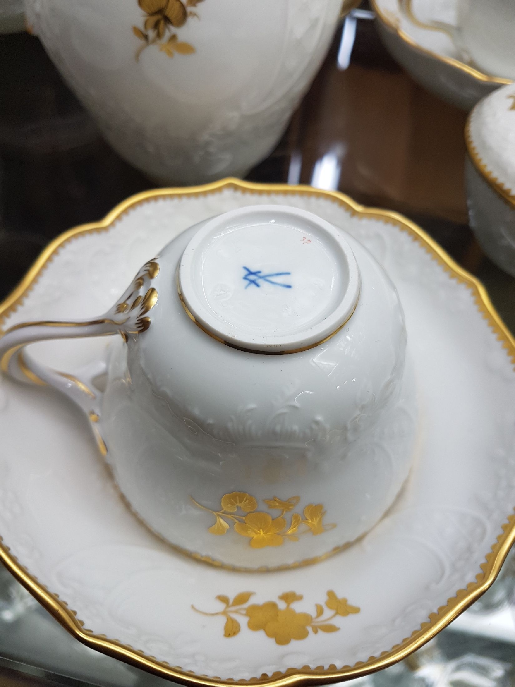 Detail g: Kaffee-und Mokkaservice, Meissen, 20.Jh., Dekor Goldzweig, Porzellan, Goldzahnkante u. Goldrand, Kuchenteller: 4x 1. Wahl 6x 2. Wahl, 5 Kaffeetassen ...