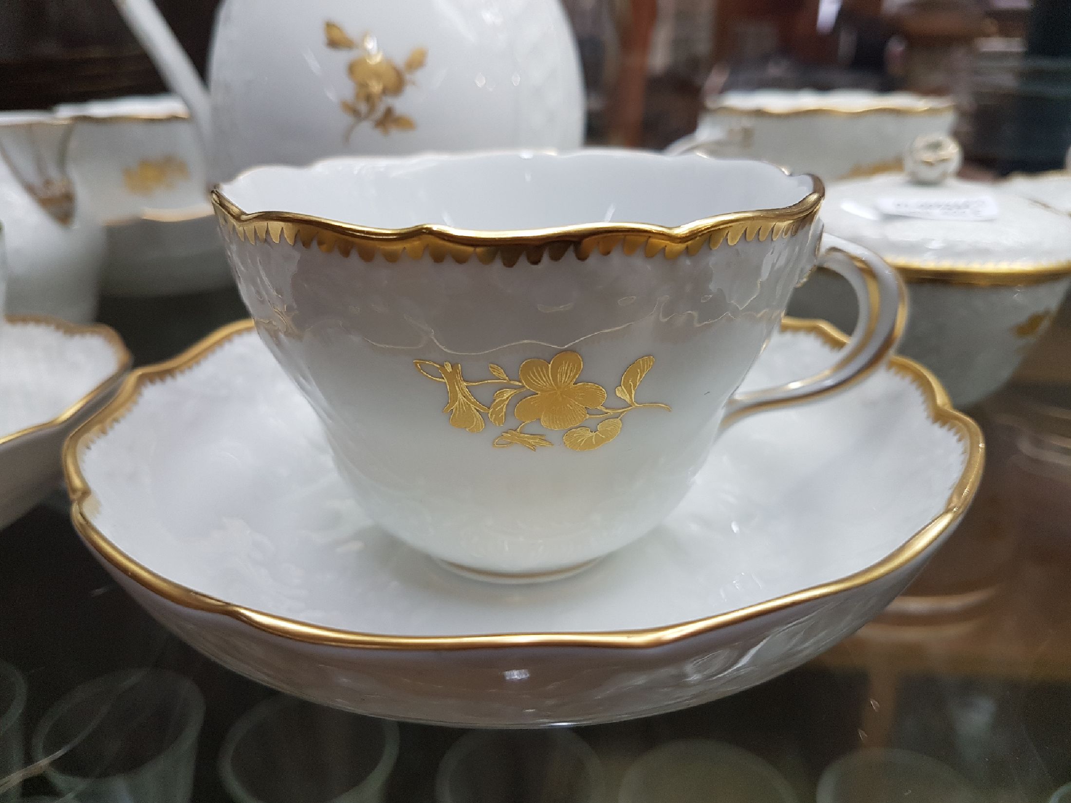 Detail h: Kaffee-und Mokkaservice, Meissen, 20.Jh., Dekor Goldzweig, Porzellan, Goldzahnkante u. Goldrand, Kuchenteller: 4x 1. Wahl 6x 2. Wahl, 5 Kaffeetassen ...