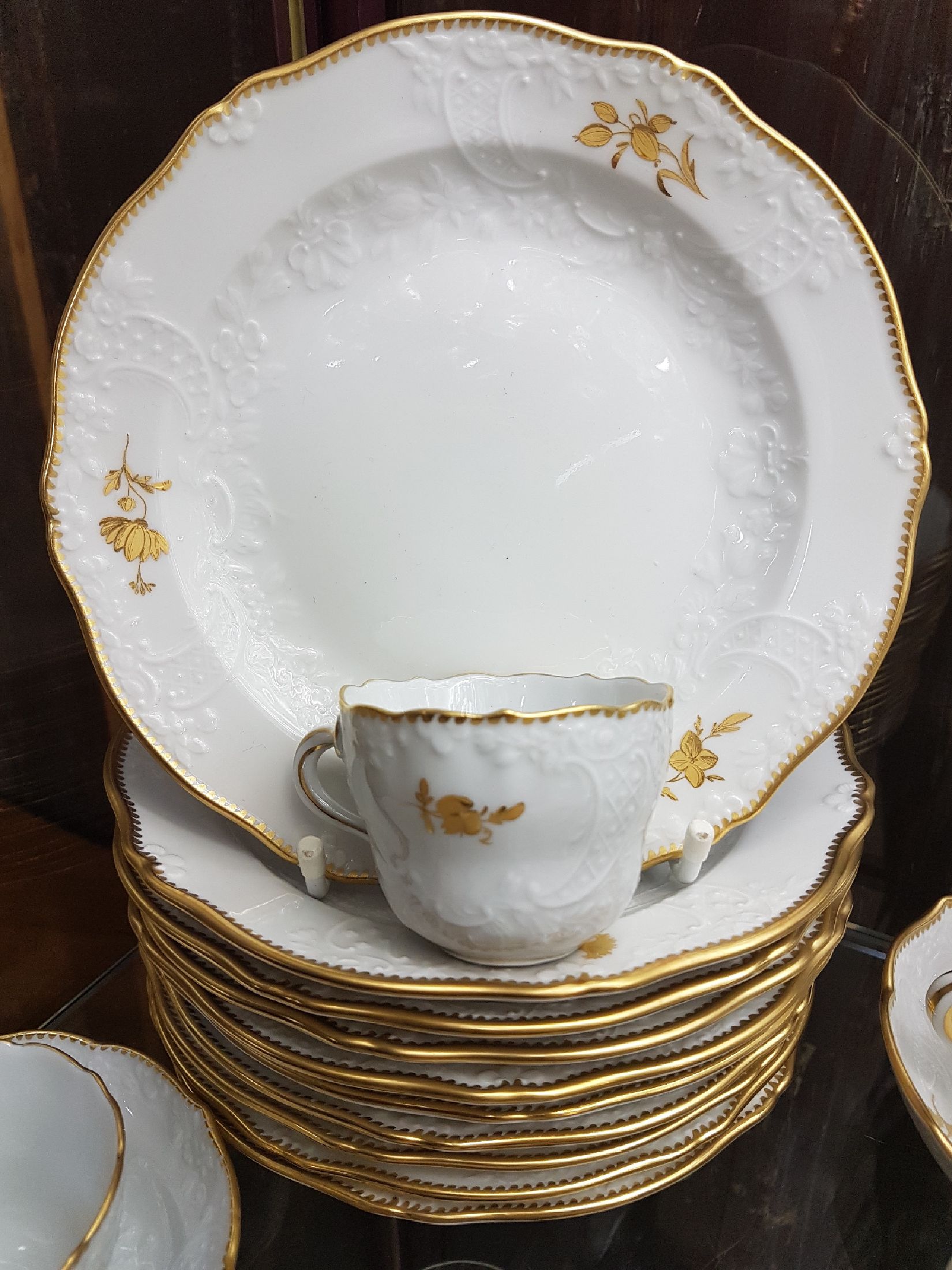 Detail i: Kaffee-und Mokkaservice, Meissen, 20.Jh., Dekor Goldzweig, Porzellan, Goldzahnkante u. Goldrand, Kuchenteller: 4x 1. Wahl 6x 2. Wahl, 5 Kaffeetassen ...