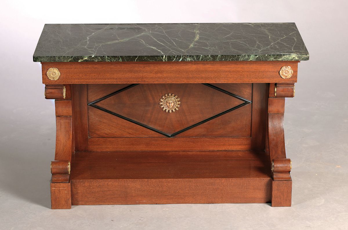 Detail a: Konsole mit Spiegel, um 1900, Mahagoni, grüne Marmorplatte, Messingapplikationen, Schellack poliert, Gesamthöhe: ca. 240 cm, B. ca. 90 cm, EZ 2