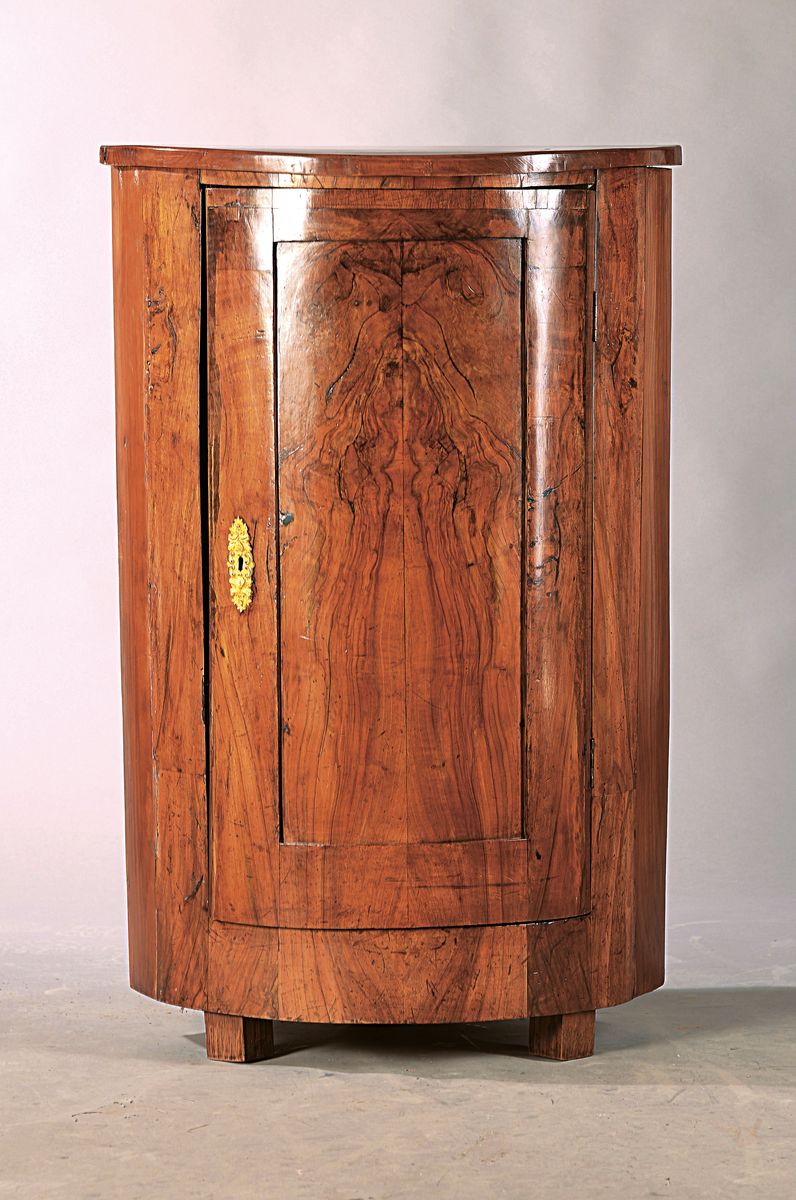 Eckschrank um 1820, eintürig, Nussbaumfurnier, z.T. Kirschbaum massiv, Schellack poliert, 1 Schlüssel, ca. 110x52x52 cm, EZ 2-3