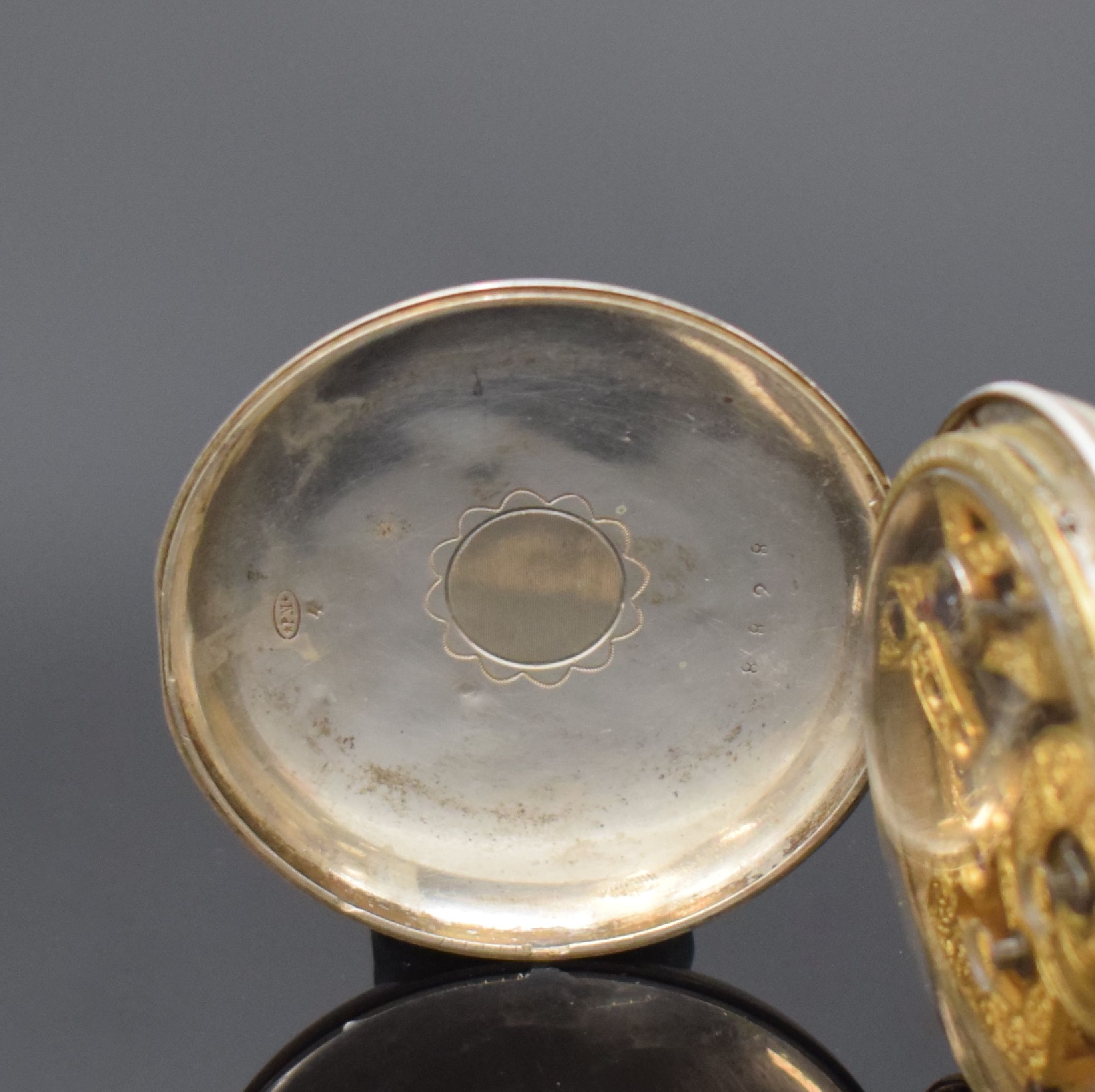Detail c: Offene Taschenuhr für chinesischen Markt, Schweiz um 1880, Silbergehäuse, bemaltes Zifferbl. m. röm. Zahlen, Scheinpendel b. 6, gebl. ...