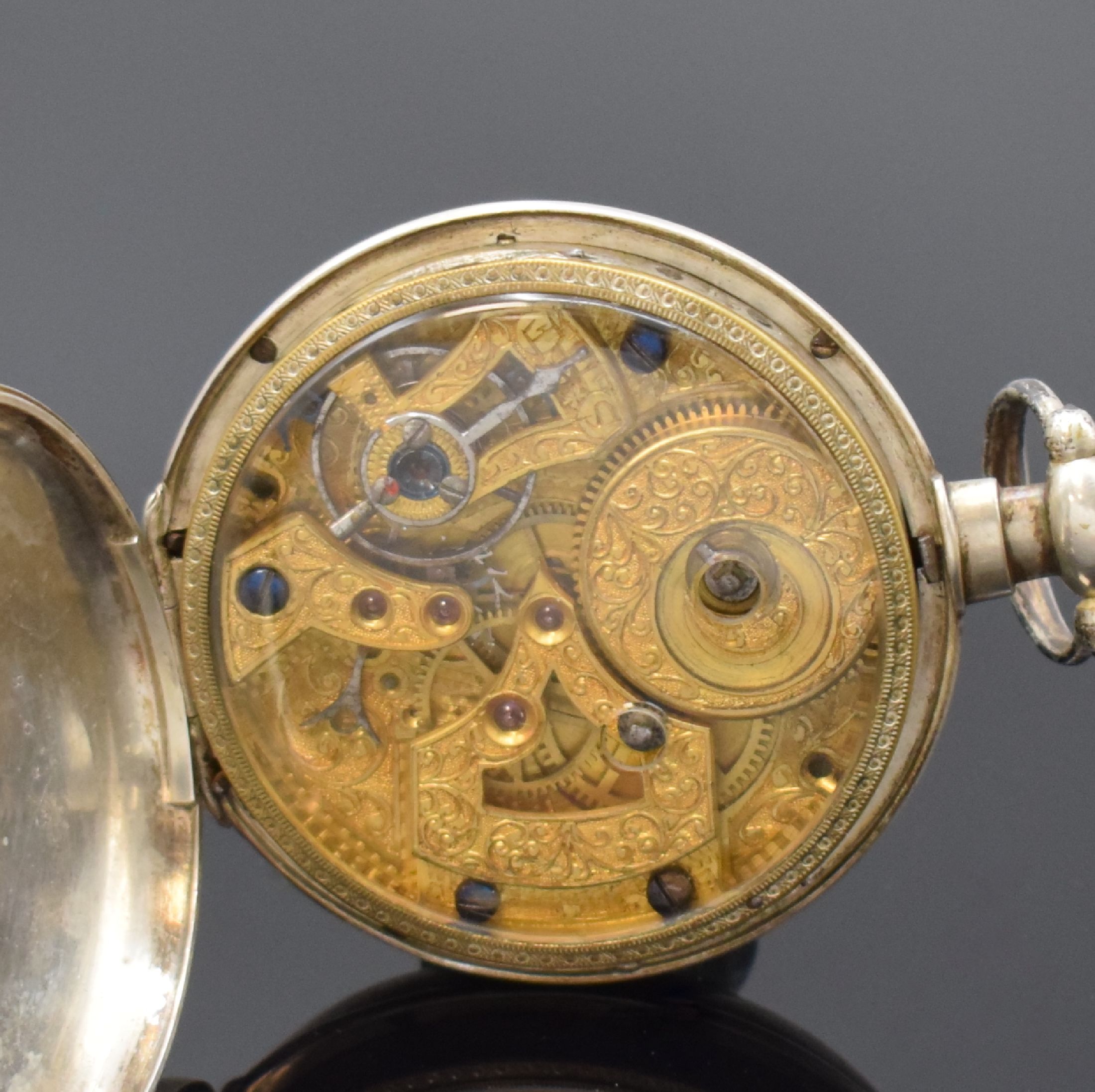 Detail d: Offene Taschenuhr für chinesischen Markt, Schweiz um 1880, Silbergehäuse, bemaltes Zifferbl. m. röm. Zahlen, Scheinpendel b. 6, gebl. ...