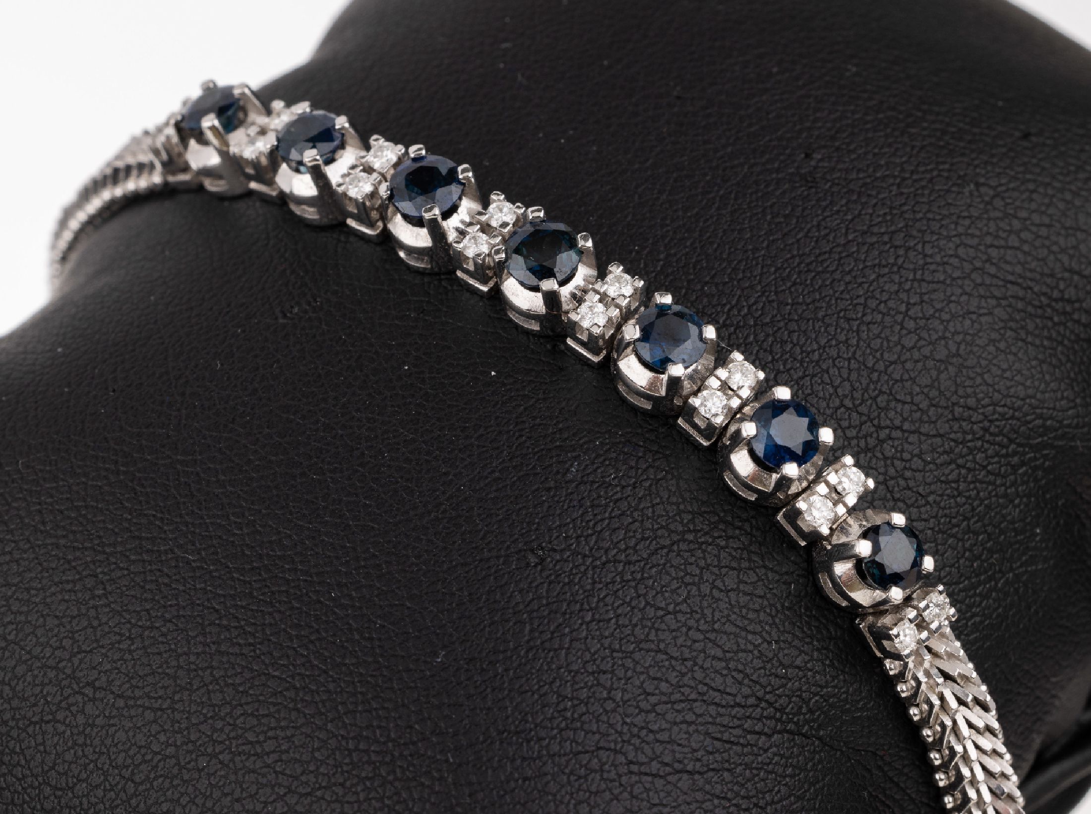 18 kt Gold Saphir-Brillant-Armband, WG 750/000, 7 rundfacett. Saphire zus. ca. 5.20 ct, 16 Brillanten zus. ca. 0.48 ct Weiß/si, L.ca. 17 cm, ...