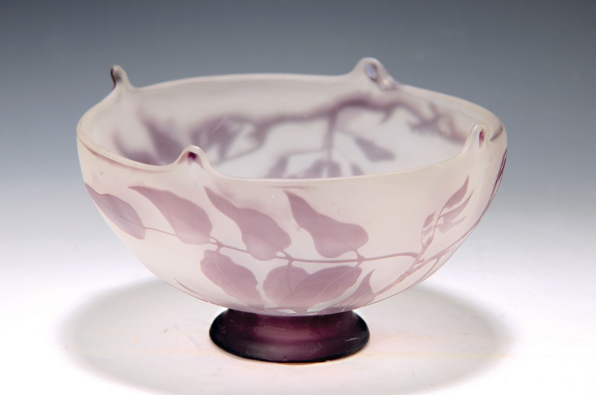 Schale, Emile Gallé, um 1904, violett überfangenes Glas, geschnitten und geschliffen, umlaufender floraler Dekor, oberer Rand vierfach ausgezogen, ...