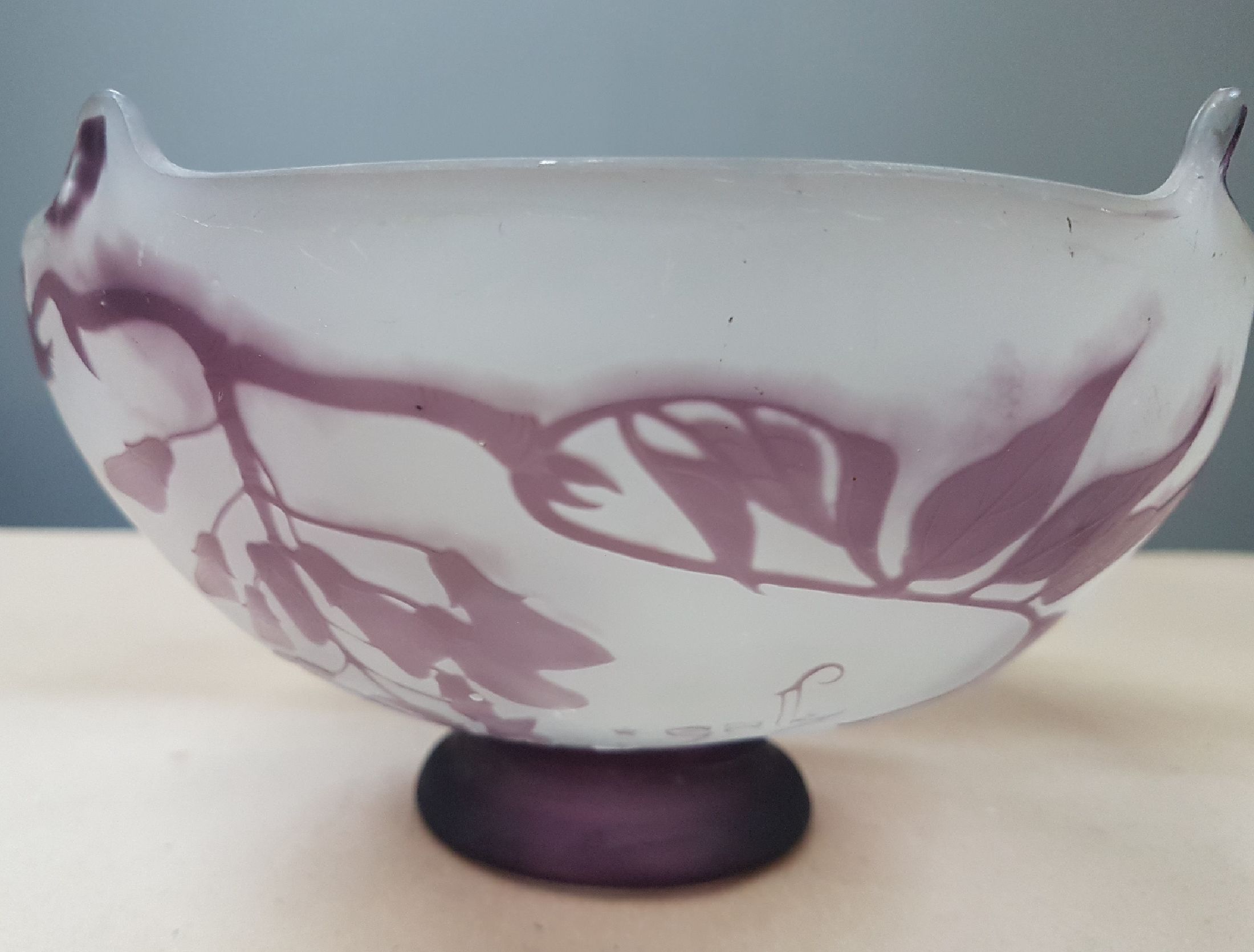 Detail a: Schale, Emile Gallé, um 1904, violett überfangenes Glas, geschnitten und geschliffen, umlaufender floraler Dekor, oberer Rand vierfach ausgezogen, ...