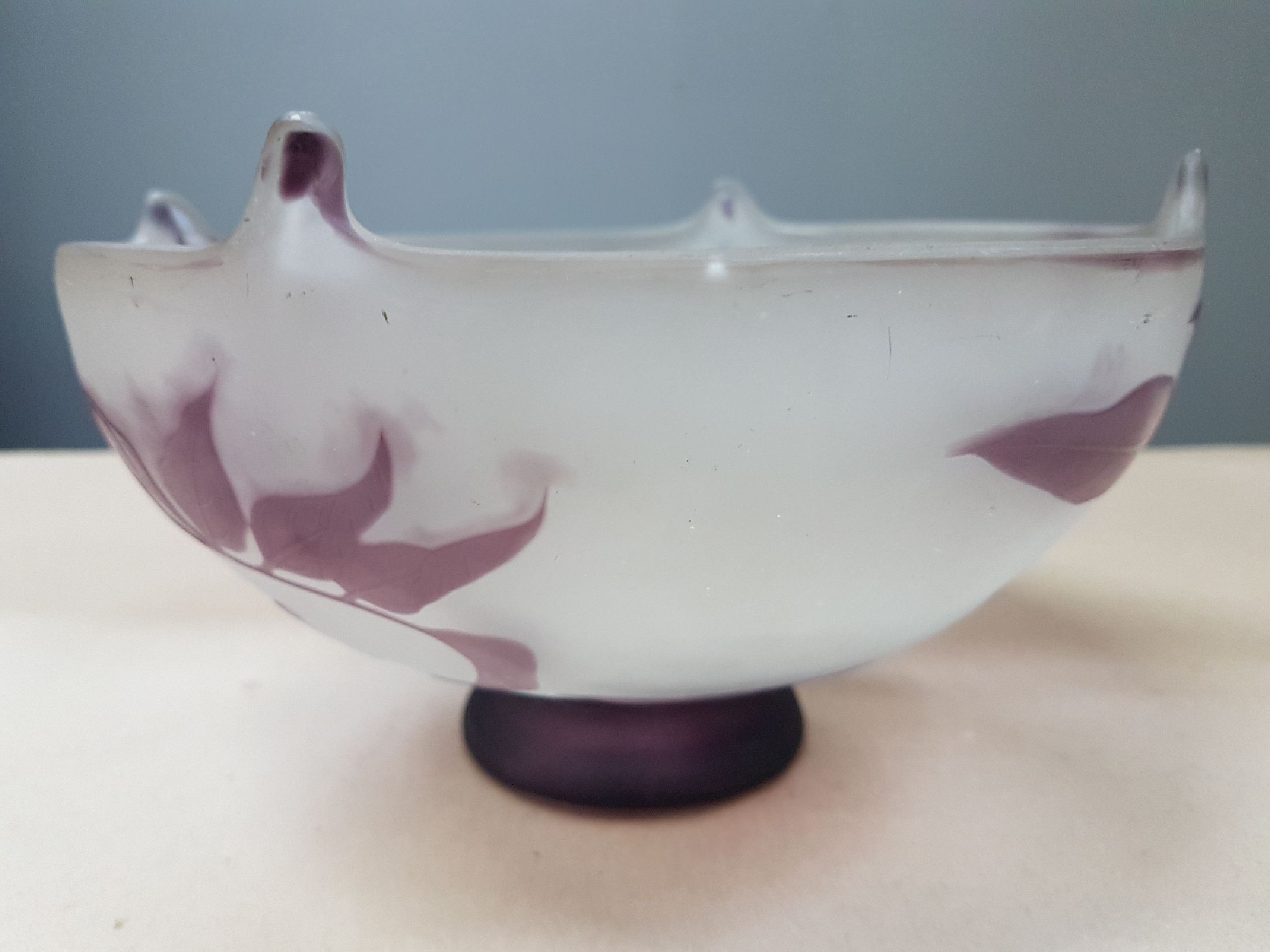 Detail b: Schale, Emile Gallé, um 1904, violett überfangenes Glas, geschnitten und geschliffen, umlaufender floraler Dekor, oberer Rand vierfach ausgezogen, ...
