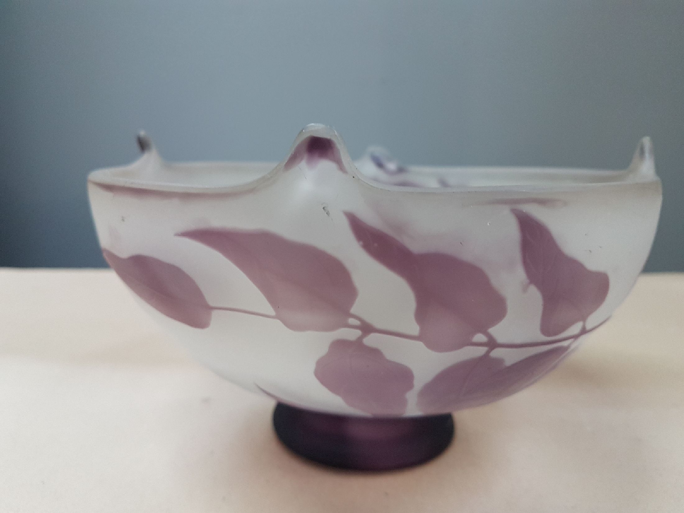 Detail c: Schale, Emile Gallé, um 1904, violett überfangenes Glas, geschnitten und geschliffen, umlaufender floraler Dekor, oberer Rand vierfach ausgezogen, ...