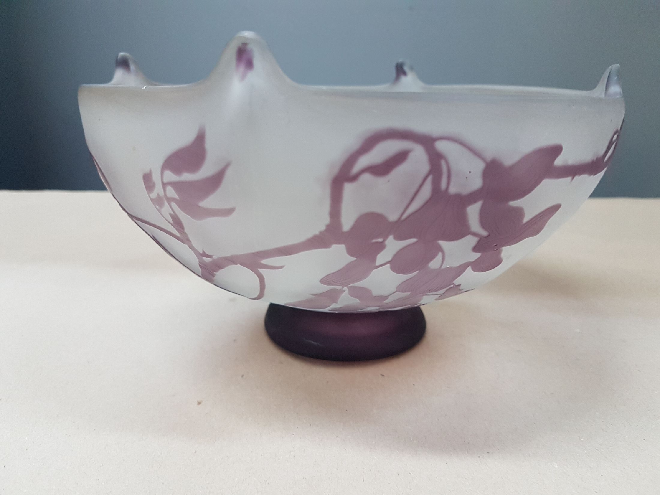 Detail d: Schale, Emile Gallé, um 1904, violett überfangenes Glas, geschnitten und geschliffen, umlaufender floraler Dekor, oberer Rand vierfach ausgezogen, ...