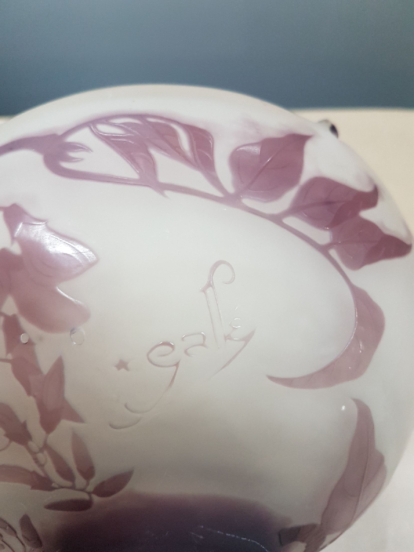 Detail e: Schale, Emile Gallé, um 1904, violett überfangenes Glas, geschnitten und geschliffen, umlaufender floraler Dekor, oberer Rand vierfach ausgezogen, ...