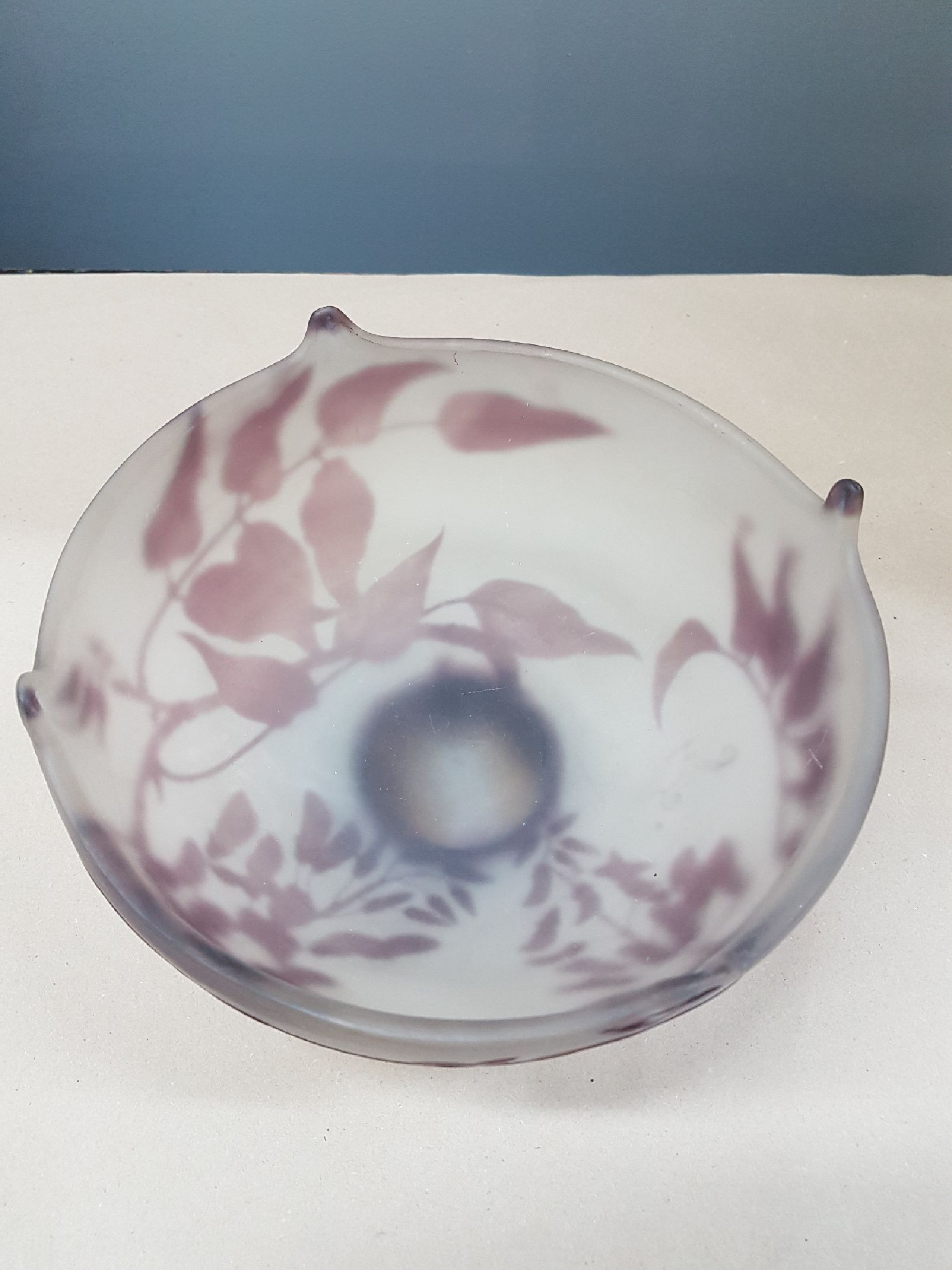 Detail f: Schale, Emile Gallé, um 1904, violett überfangenes Glas, geschnitten und geschliffen, umlaufender floraler Dekor, oberer Rand vierfach ausgezogen, ...