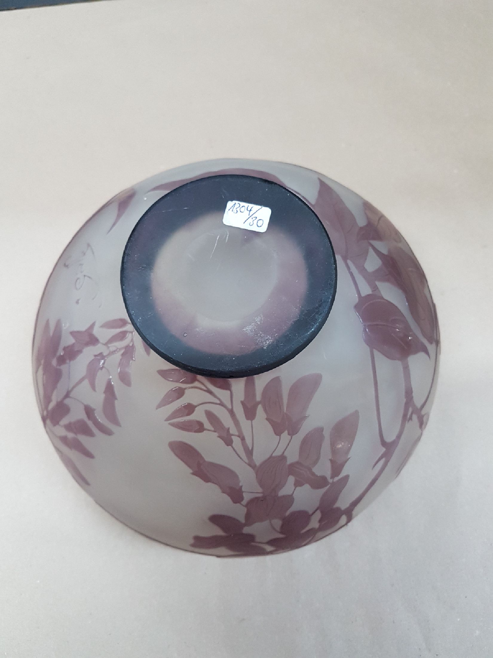 Detail g: Schale, Emile Gallé, um 1904, violett überfangenes Glas, geschnitten und geschliffen, umlaufender floraler Dekor, oberer Rand vierfach ausgezogen, ...