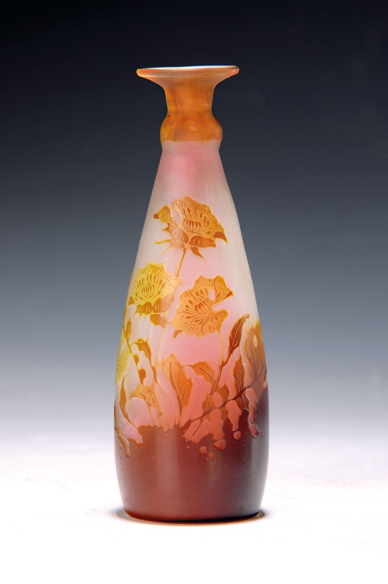 Kleine Vase, Emile Gallé, um 1900, partiell rosa eingepudertes Glas, braun überfangen, geschnitten und geschliffen, signiert, H. ca. 15.5cm