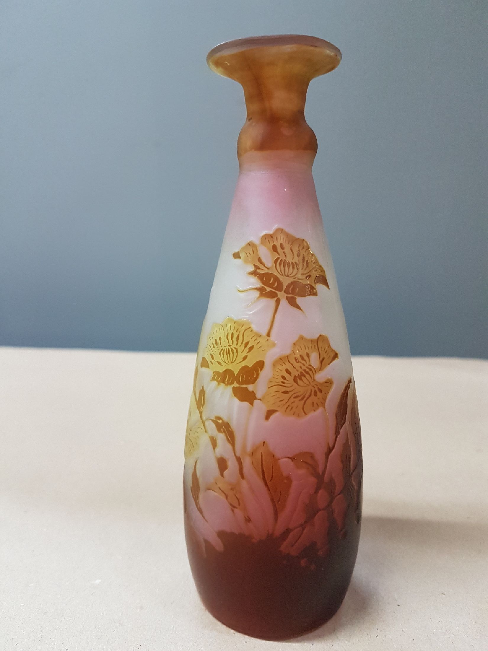 Detail a: Kleine Vase, Emile Gallé, um 1900, partiell rosa eingepudertes Glas, braun überfangen, geschnitten und geschliffen, signiert, H. ca. 15.5cm