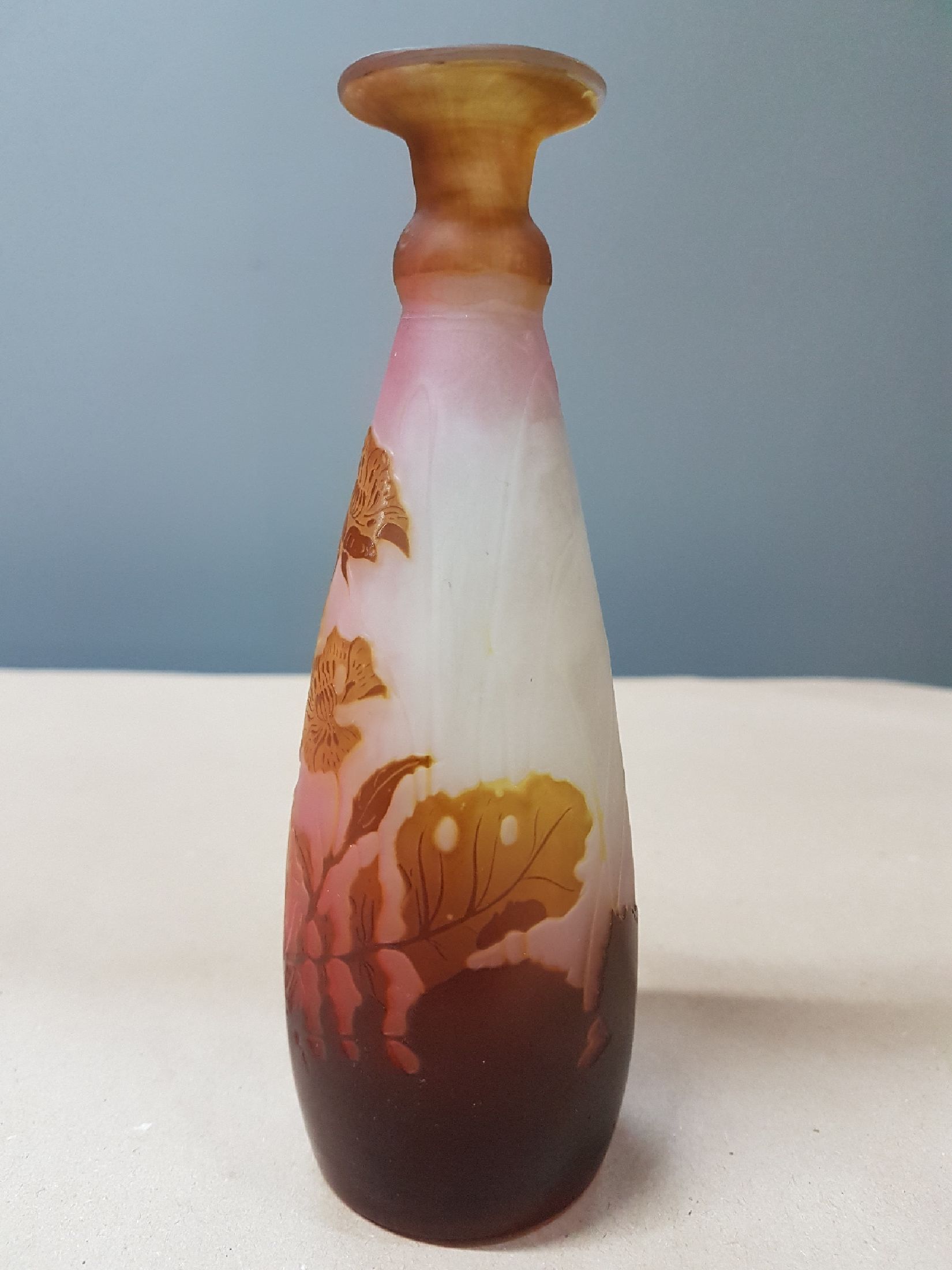 Detail b: Kleine Vase, Emile Gallé, um 1900, partiell rosa eingepudertes Glas, braun überfangen, geschnitten und geschliffen, signiert, H. ca. 15.5cm