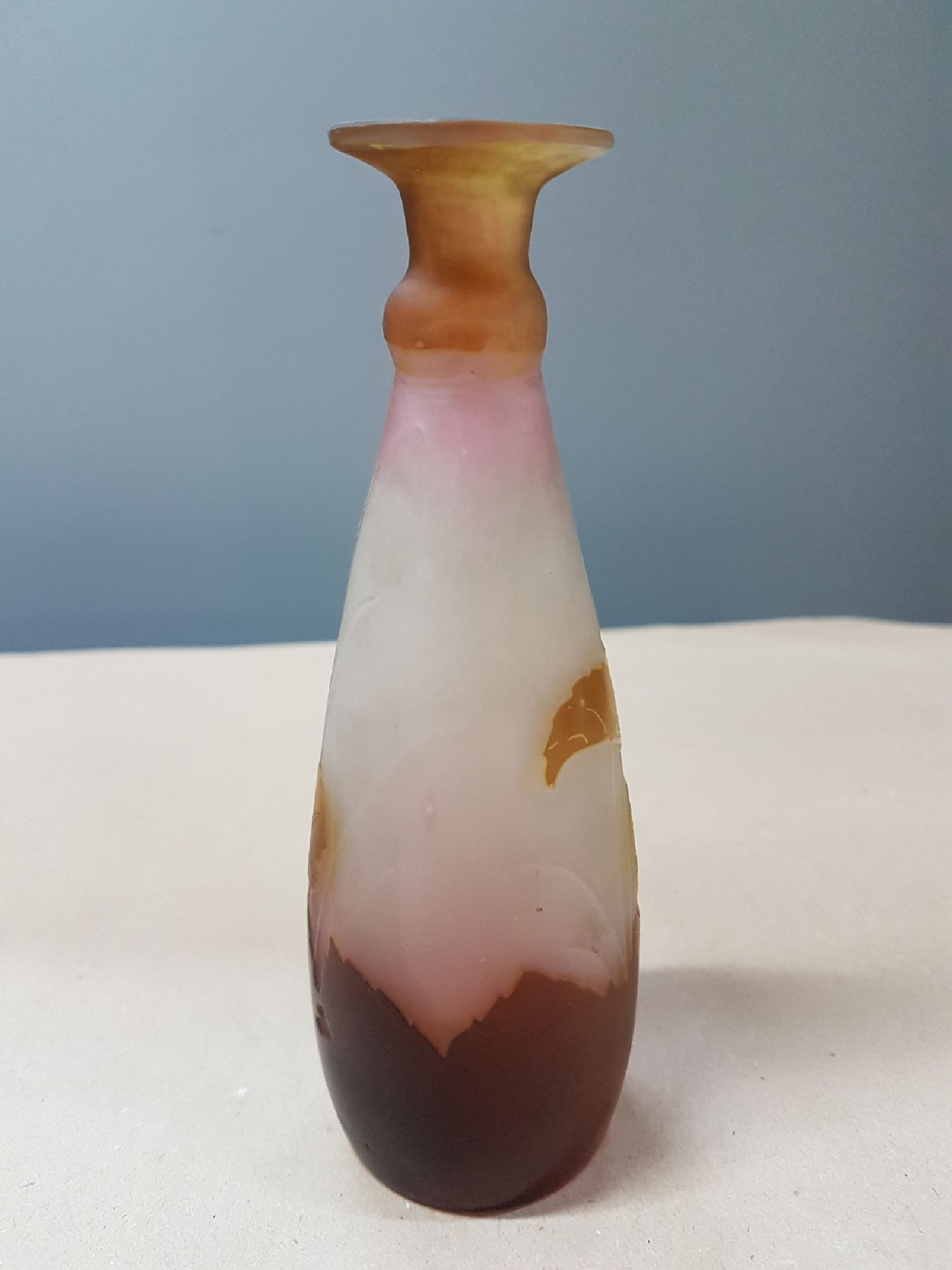 Detail c: Kleine Vase, Emile Gallé, um 1900, partiell rosa eingepudertes Glas, braun überfangen, geschnitten und geschliffen, signiert, H. ca. 15.5cm