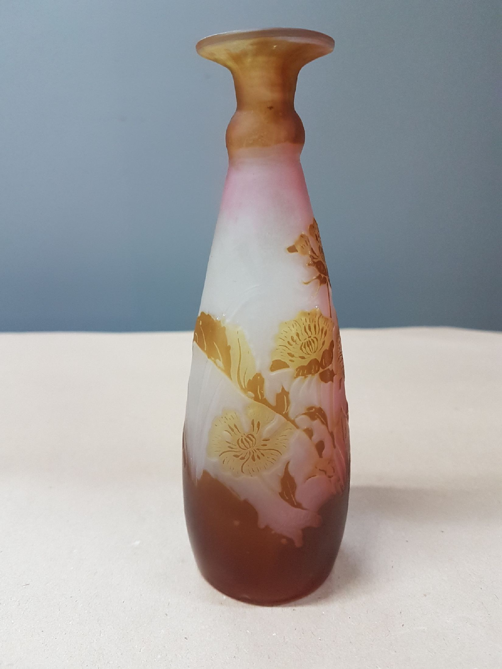 Detail d: Kleine Vase, Emile Gallé, um 1900, partiell rosa eingepudertes Glas, braun überfangen, geschnitten und geschliffen, signiert, H. ca. 15.5cm