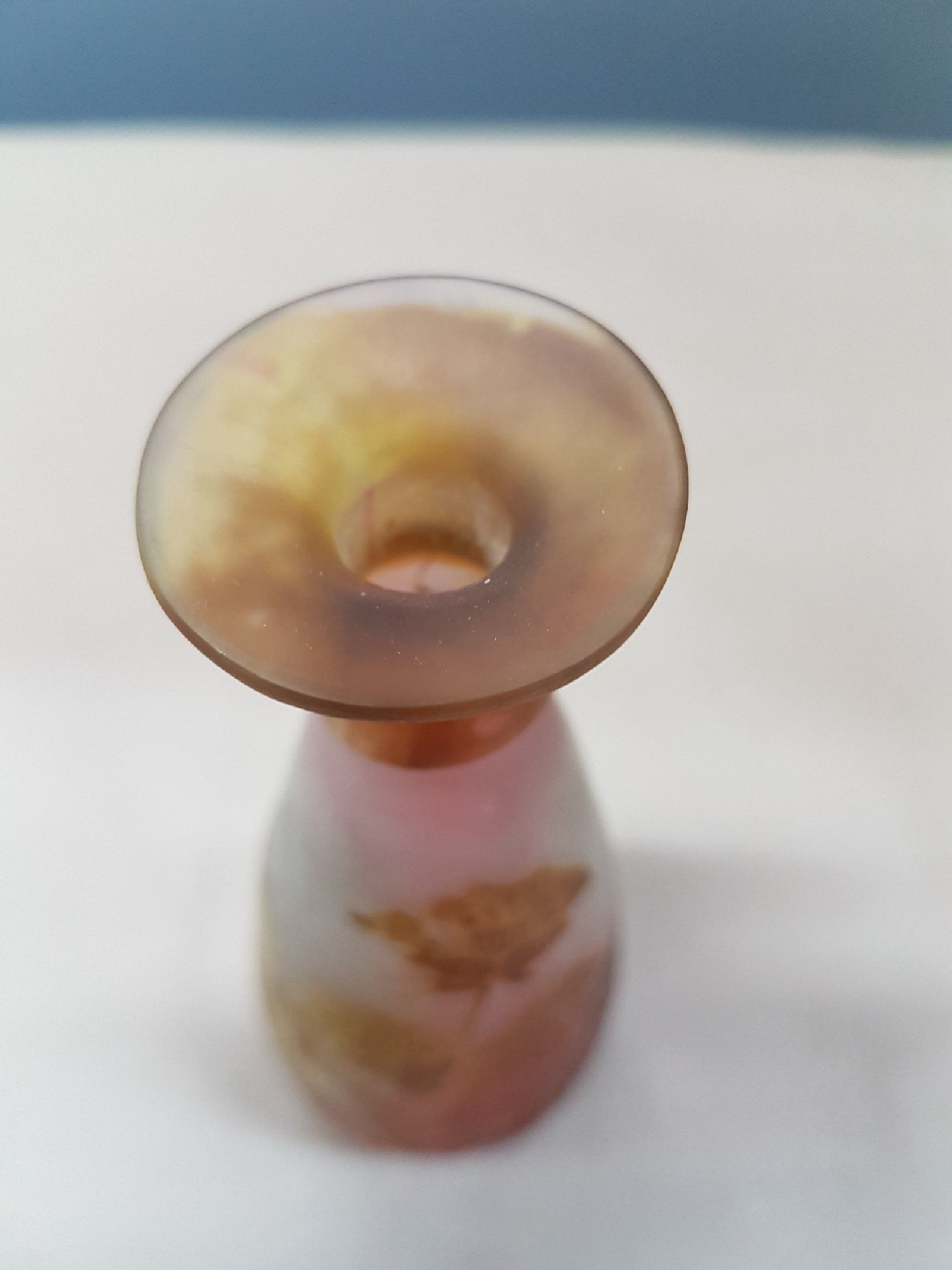Detail e: Kleine Vase, Emile Gallé, um 1900, partiell rosa eingepudertes Glas, braun überfangen, geschnitten und geschliffen, signiert, H. ca. 15.5cm