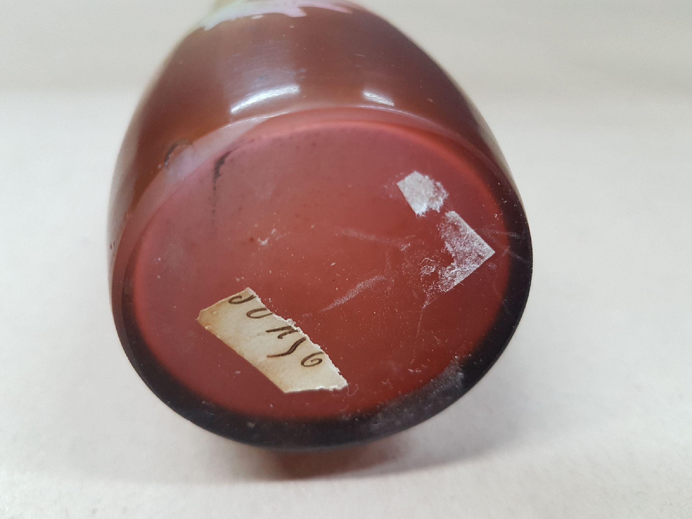 Detail f: Kleine Vase, Emile Gallé, um 1900, partiell rosa eingepudertes Glas, braun überfangen, geschnitten und geschliffen, signiert, H. ca. 15.5cm