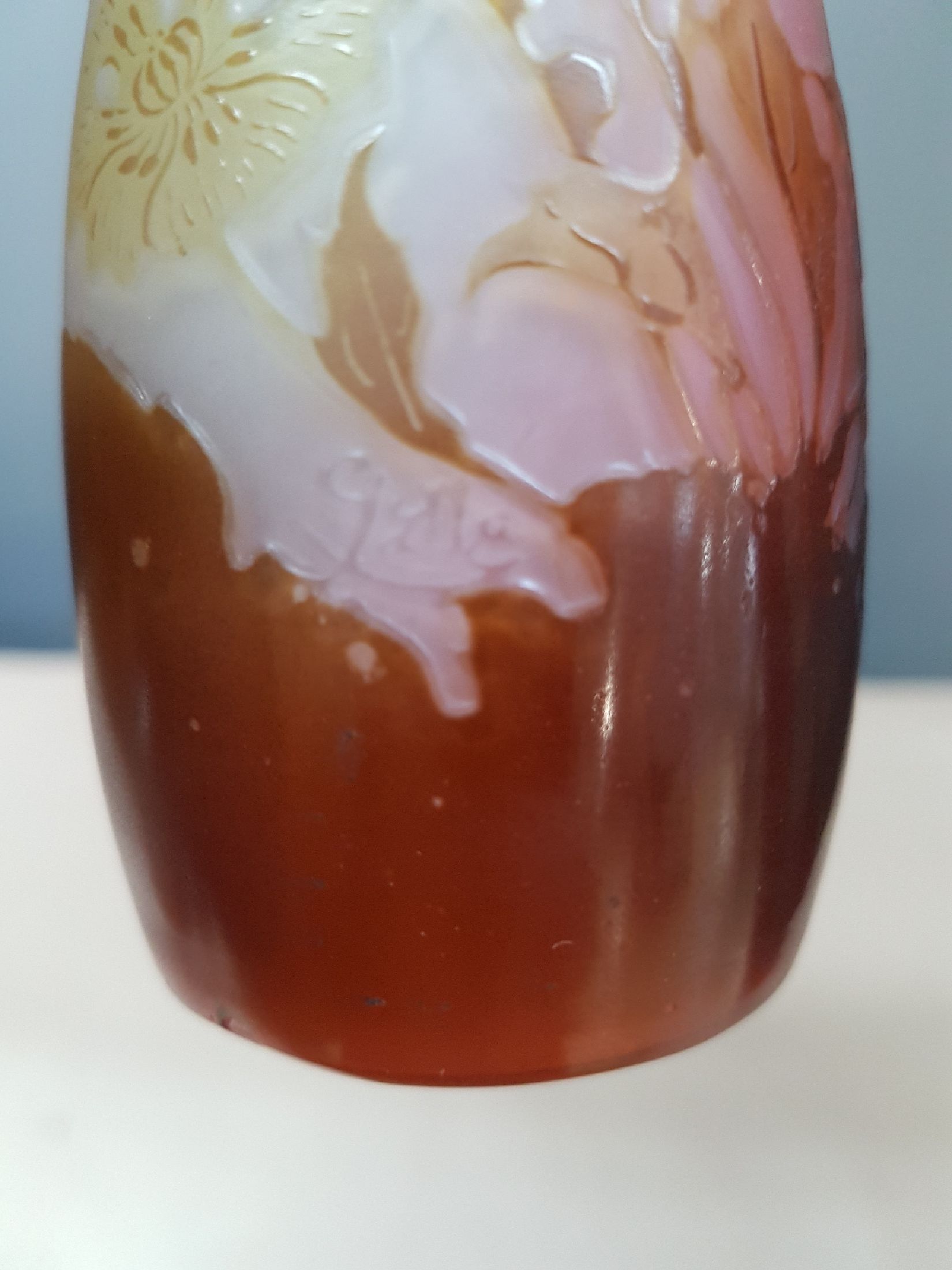 Detail g: Kleine Vase, Emile Gallé, um 1900, partiell rosa eingepudertes Glas, braun überfangen, geschnitten und geschliffen, signiert, H. ca. 15.5cm