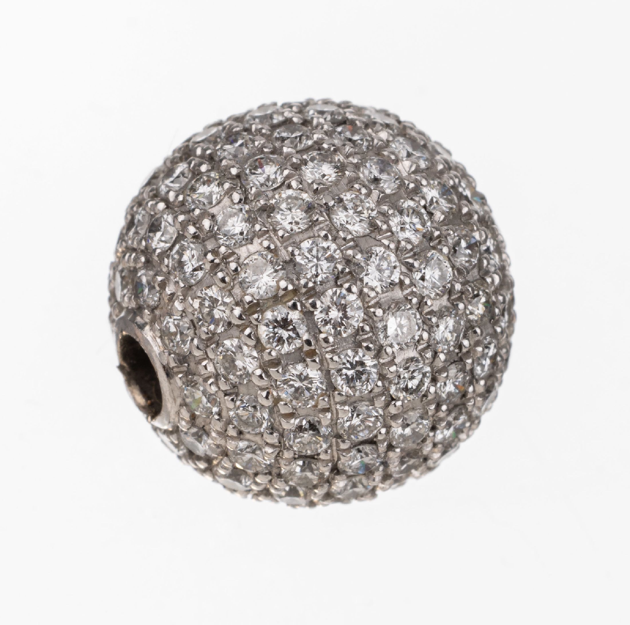 18 kt Gold Brillant-Kugelschließe, WG 750/000, D. ca. 13.2 mm, ca. 143 Brillanten zus. ca. 1.50 ct feines Weiß-Weiß/si, ca. 5.2 g, Meistermarke ...