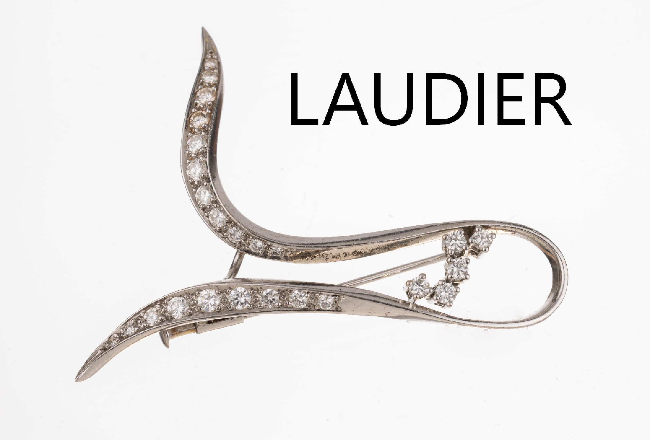18 kt Gold LAUDIER Brillant-Brosche, WG 750/000, außergewöhnliche geschwungene Gestaltung, 25 Brillanten zus. ca. 0.75 ct Weiß/vs-si, ca. 5.8 x ...