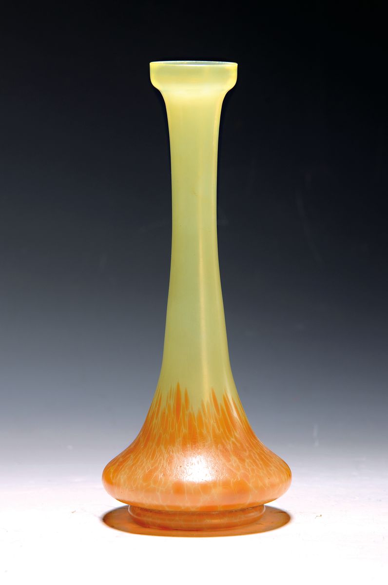 2 Vasen, Kralik/Rindskopf, um 1900, 1x grün-roten Einschmelzungen im unteren Teil, H. ca. 23.5cm, 1x mit roten und grünen Einschmelzungen im ...