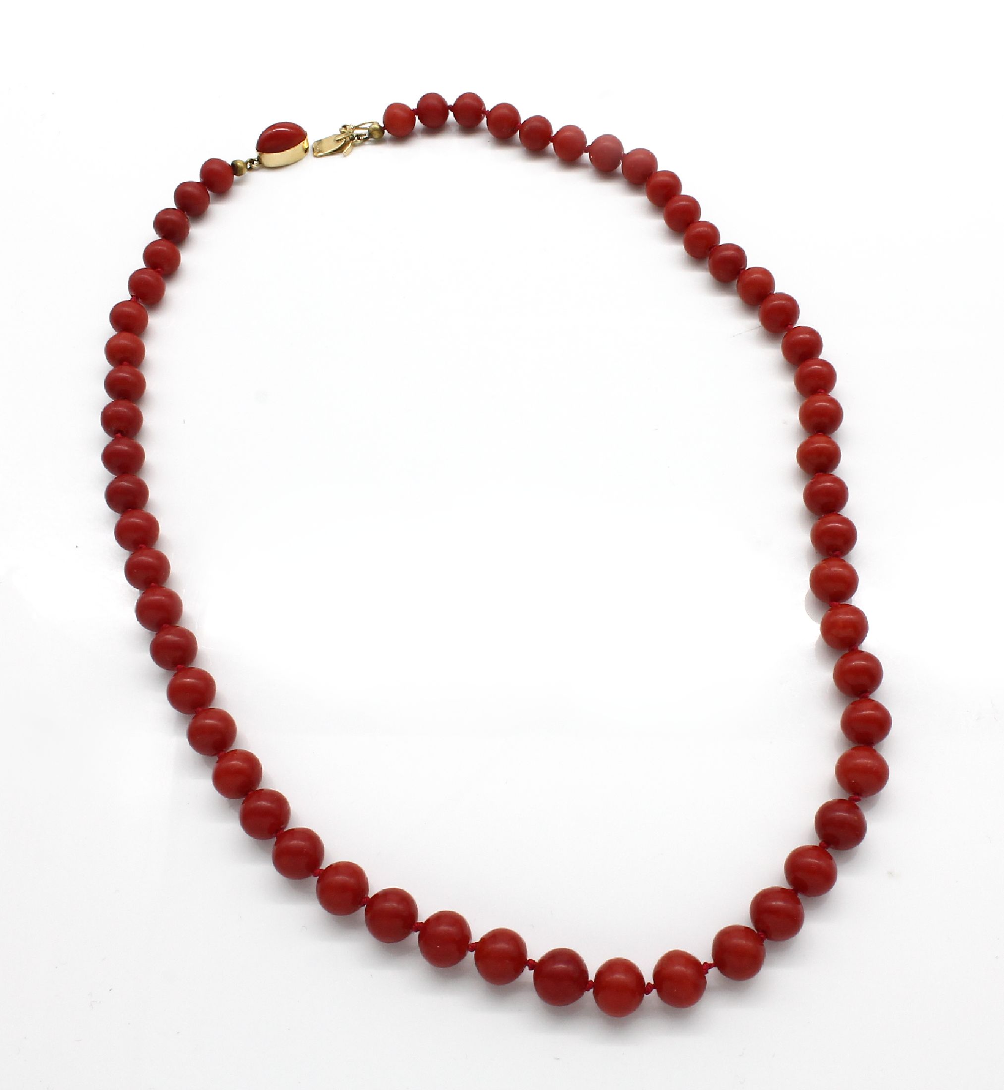 Detail a: Korallen-Collier mit 18 kt Gold Schließe, GG 750/000, Korallenkugeln von schönem tiefem rot, D. ca. 8,3 mm, L. ca. 50 cm, Versand nur innerhalb ...