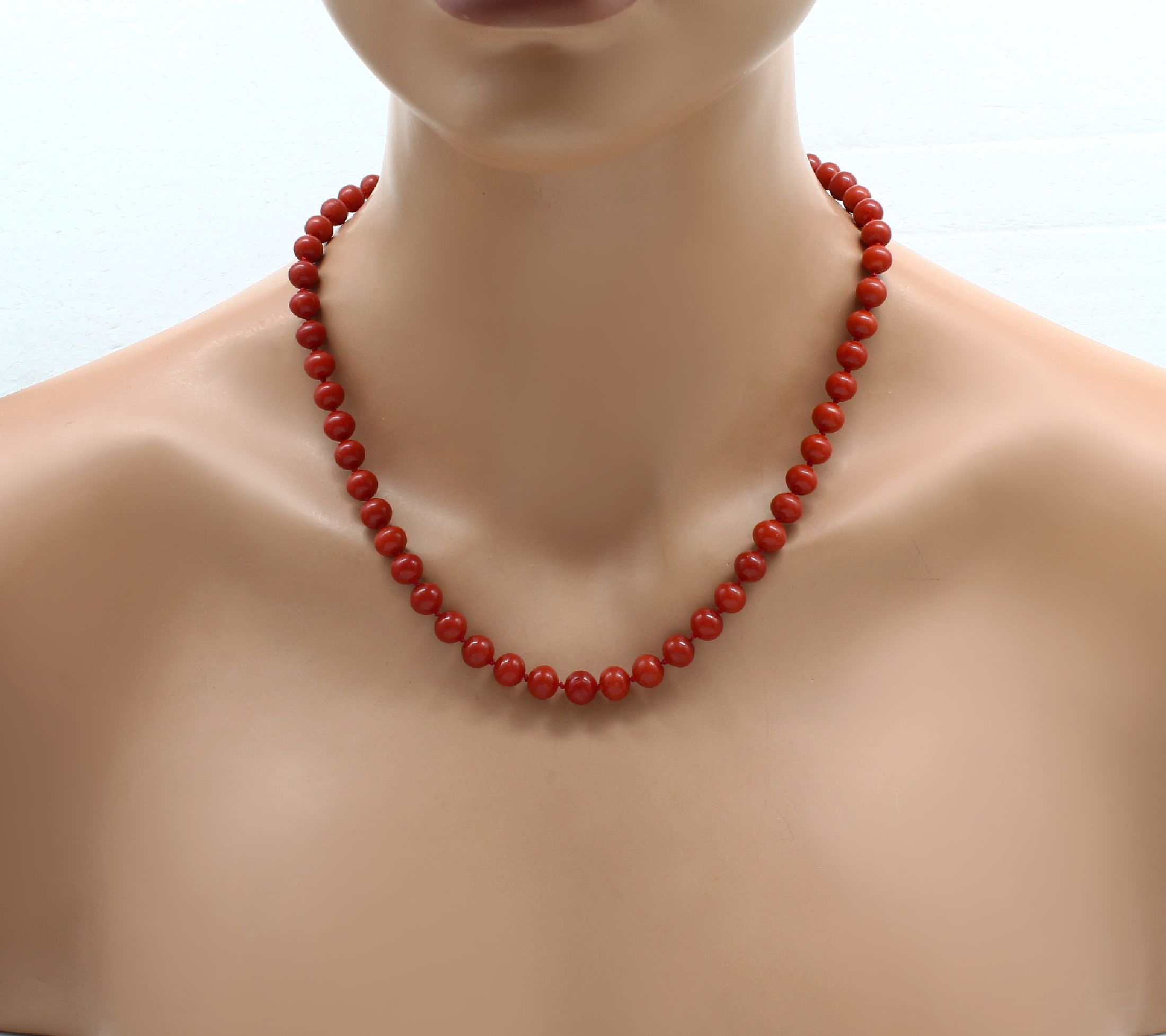 Detail b: Korallen-Collier mit 18 kt Gold Schließe, GG 750/000, Korallenkugeln von schönem tiefem rot, D. ca. 8,3 mm, L. ca. 50 cm, Versand nur innerhalb ...