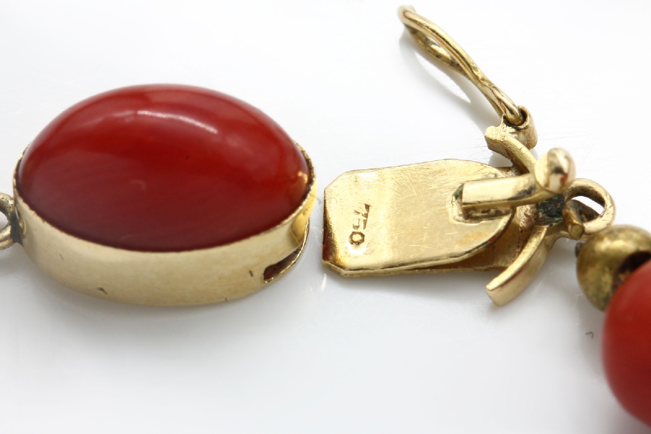 Detail c: Korallen-Collier mit 18 kt Gold Schließe, GG 750/000, Korallenkugeln von schönem tiefem rot, D. ca. 8,3 mm, L. ca. 50 cm, Versand nur innerhalb ...