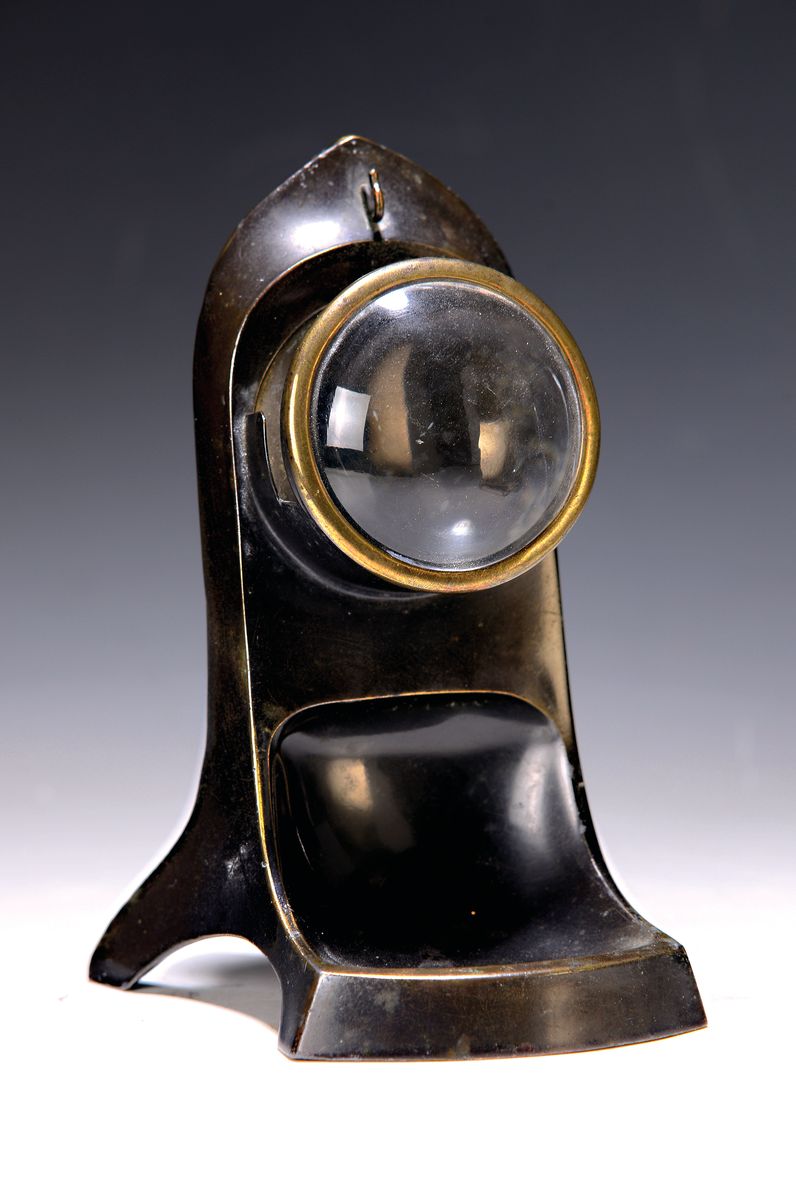Taschenuhrenständer, deutsch, um 1900-10, Bronze, mit vorgesetzter Lupenlinse, H. ca. 15cm, Innendurchmesser ca. 5.5cm