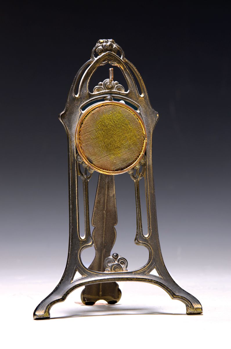 Taschenuhrenständer, Frankreich, um 1900, Jugendstil, Metall, geschwungene Linienführung, Samt auf der Auflagefläche verschlissen, Lötstelle ...