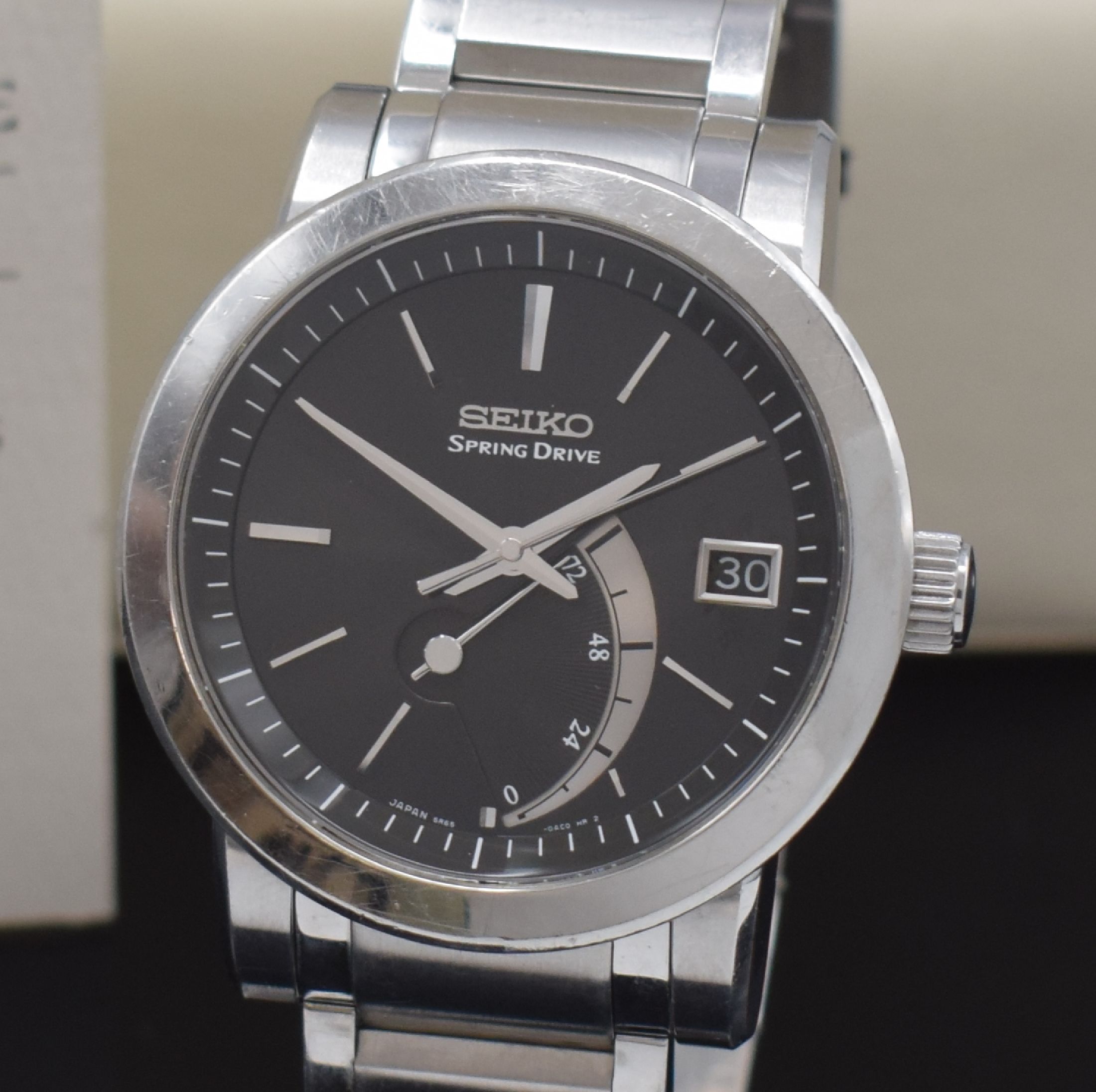 Detail a: SEIKO Spring Drive Herrenarmbanduhr Referenz 5R65-0AC0, Japan um 2005, Automatik, beids. vergl. Gehäuse in Edelstahl, Boden 4-fach verschr., ...