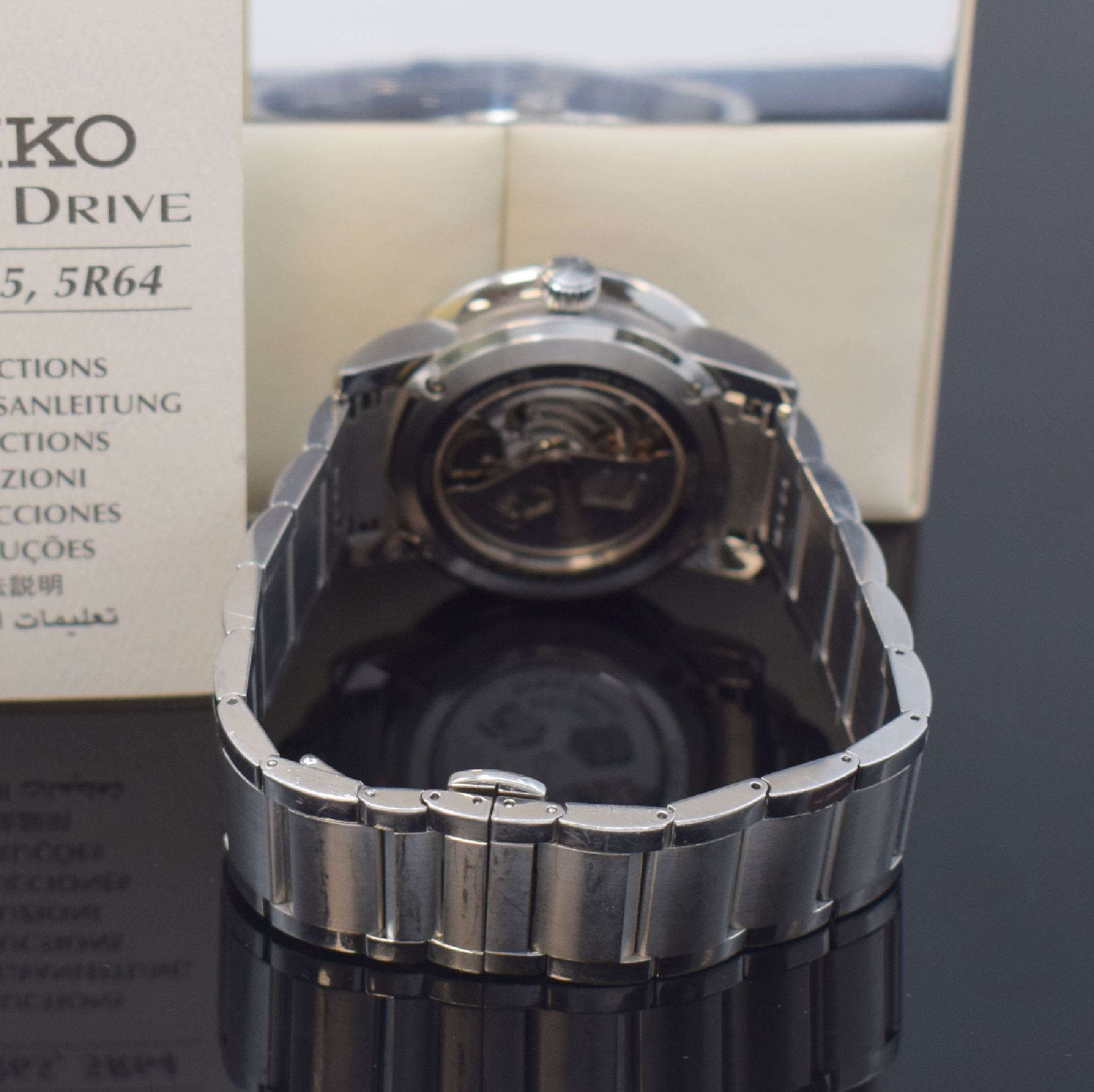 Detail b: SEIKO Spring Drive Herrenarmbanduhr Referenz 5R65-0AC0, Japan um 2005, Automatik, beids. vergl. Gehäuse in Edelstahl, Boden 4-fach verschr., ...