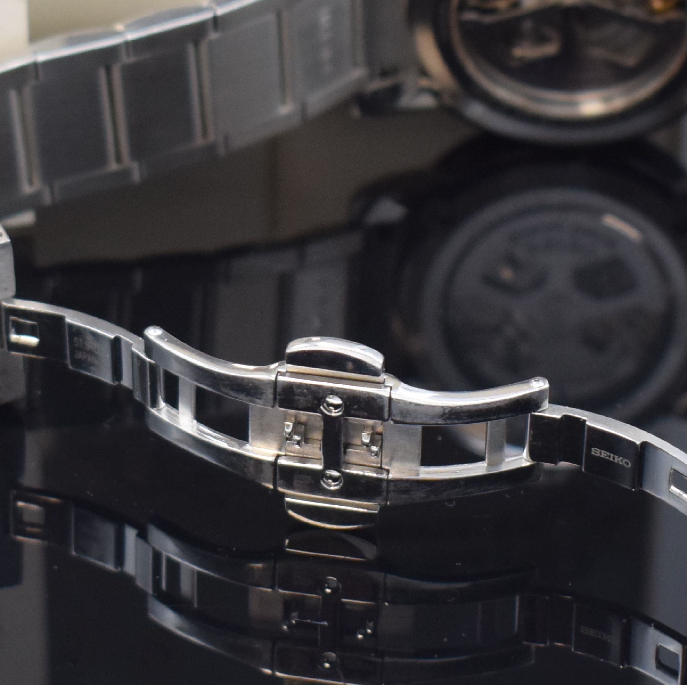 Detail c: SEIKO Spring Drive Herrenarmbanduhr Referenz 5R65-0AC0, Japan um 2005, Automatik, beids. vergl. Gehäuse in Edelstahl, Boden 4-fach verschr., ...