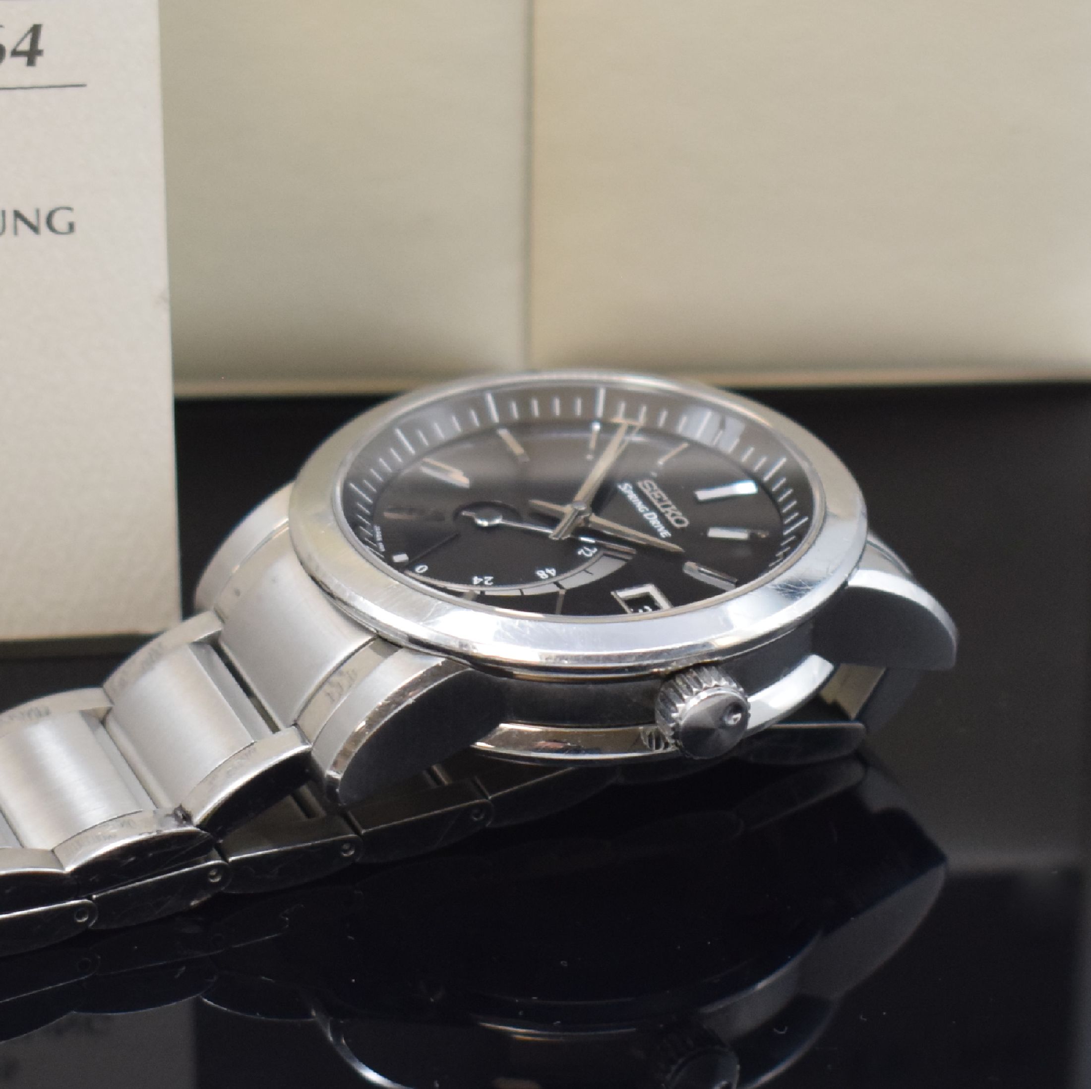 Detail d: SEIKO Spring Drive Herrenarmbanduhr Referenz 5R65-0AC0, Japan um 2005, Automatik, beids. vergl. Gehäuse in Edelstahl, Boden 4-fach verschr., ...
