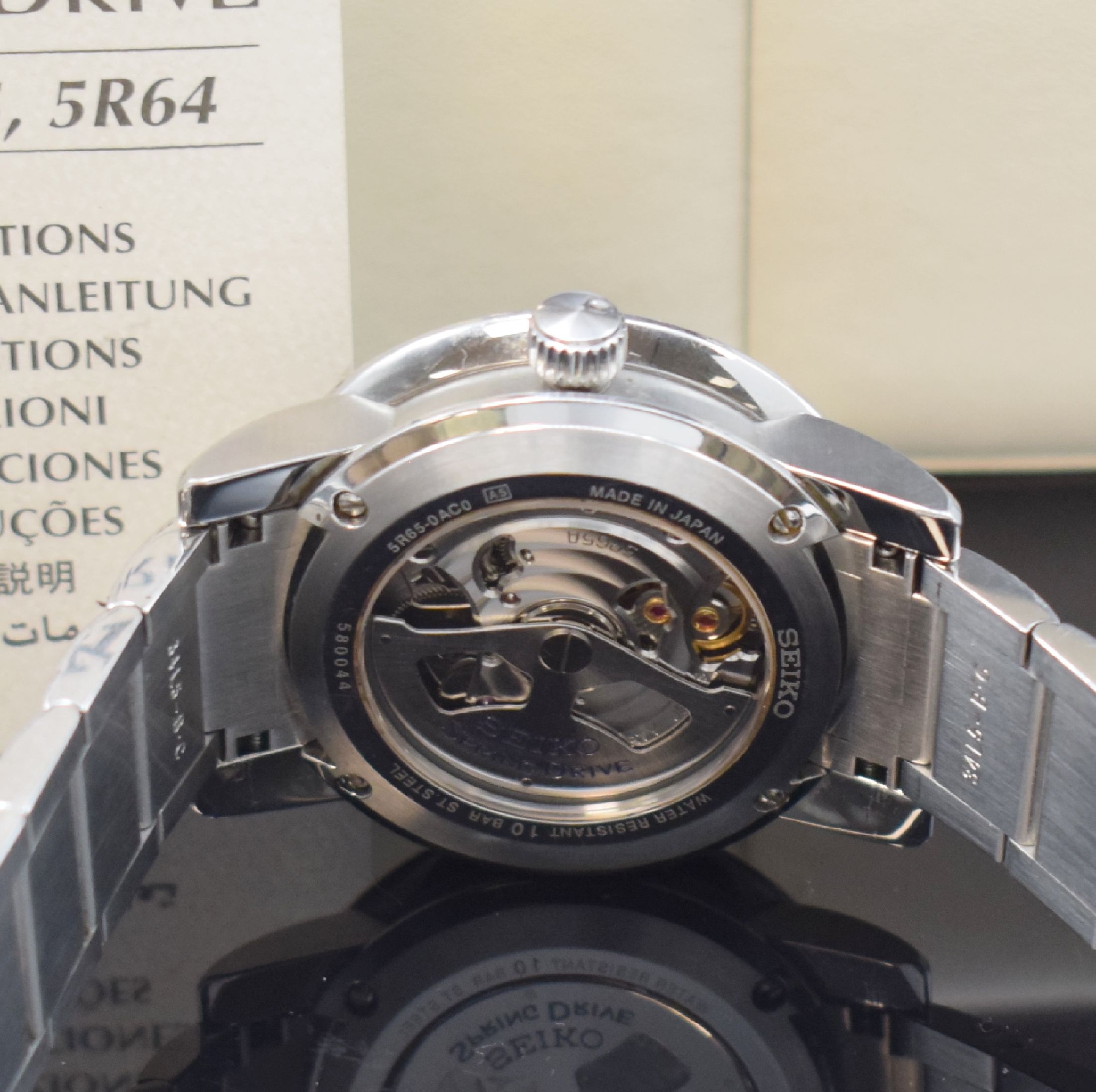 Detail e: SEIKO Spring Drive Herrenarmbanduhr Referenz 5R65-0AC0, Japan um 2005, Automatik, beids. vergl. Gehäuse in Edelstahl, Boden 4-fach verschr., ...