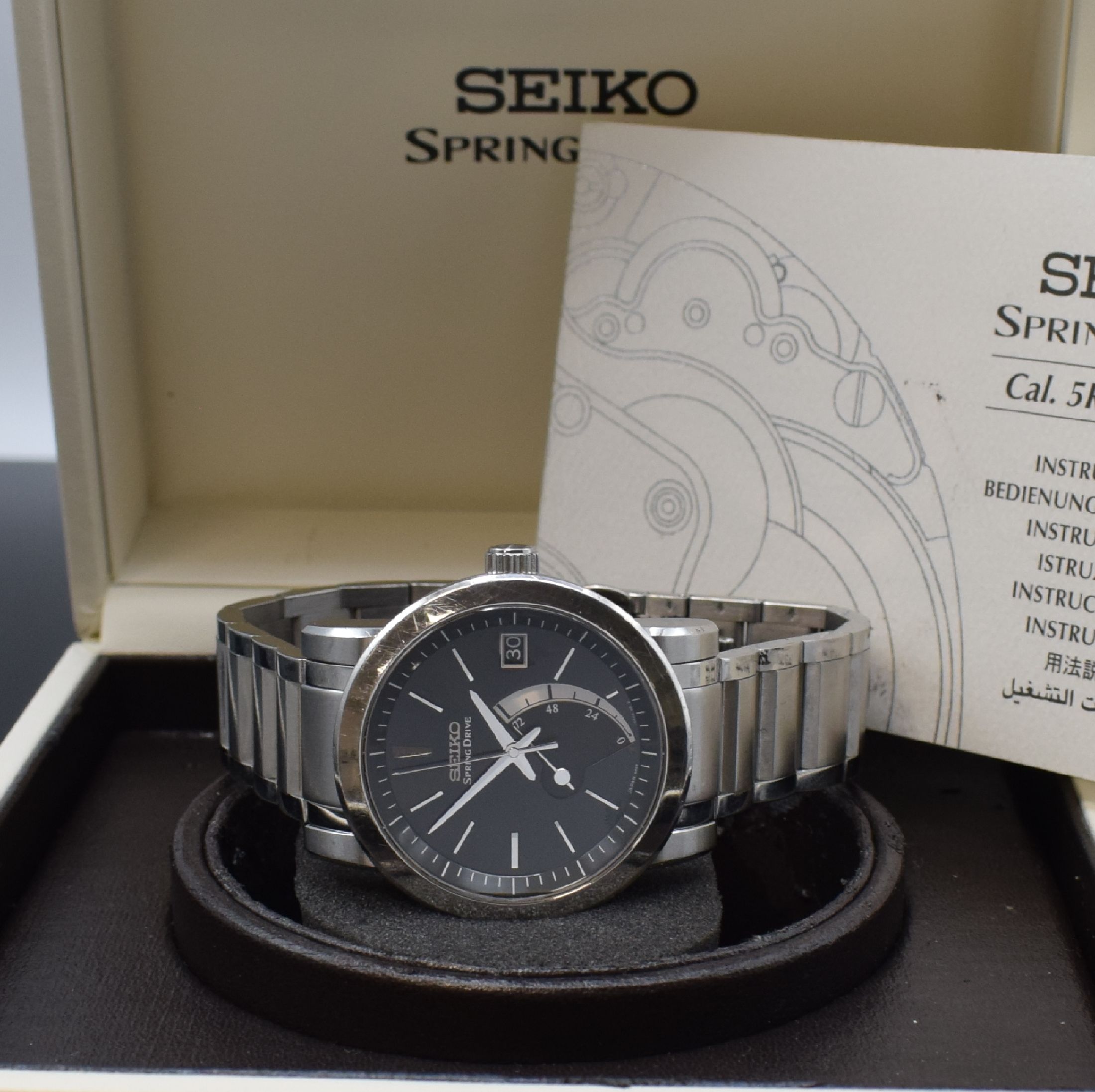 Detail g: SEIKO Spring Drive Herrenarmbanduhr Referenz 5R65-0AC0, Japan um 2005, Automatik, beids. vergl. Gehäuse in Edelstahl, Boden 4-fach verschr., ...