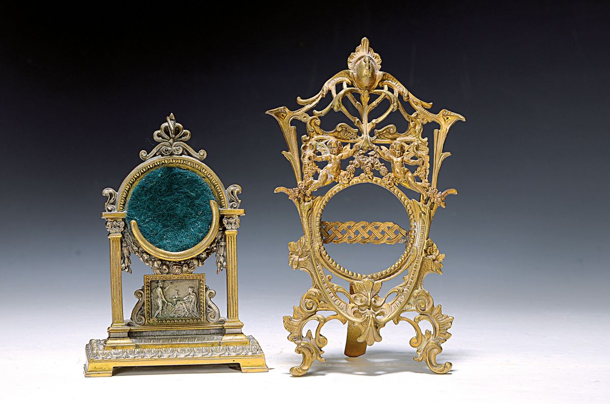 2 Taschenuhrenständer, Frankreich, um 1880-90, 1x Empirestil, mit antikisierendem Fries H. ca.14.5cm, 1x Barockstil, mit Rocaillendekor und Putten, ...