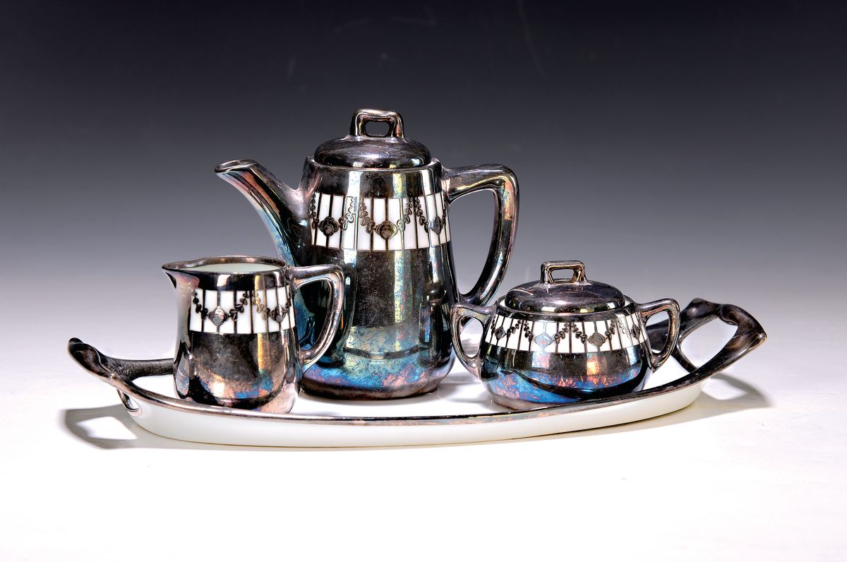 Kännchen mit Zuckerdose und Milchkännchen auf Tablett, Rosenthal, um 1910-20, Porzellan mit silver-overlay (Feinsilberauflage, H. Kännchen ca. 12cm