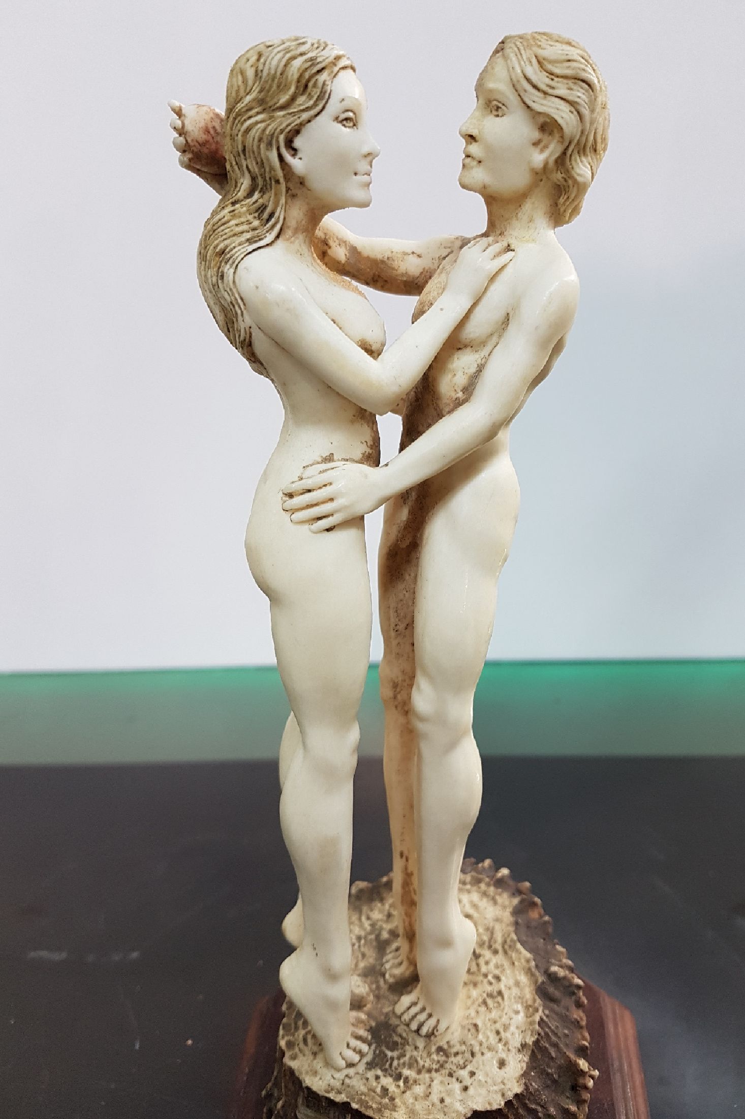 Detail a: Schnitzerei aus Elchgeweih, Werkstatt Bernhard Schiffel, Bali, Adam und Eva, feine naturalistische Schnitzerei, H. ca. 19.5cm