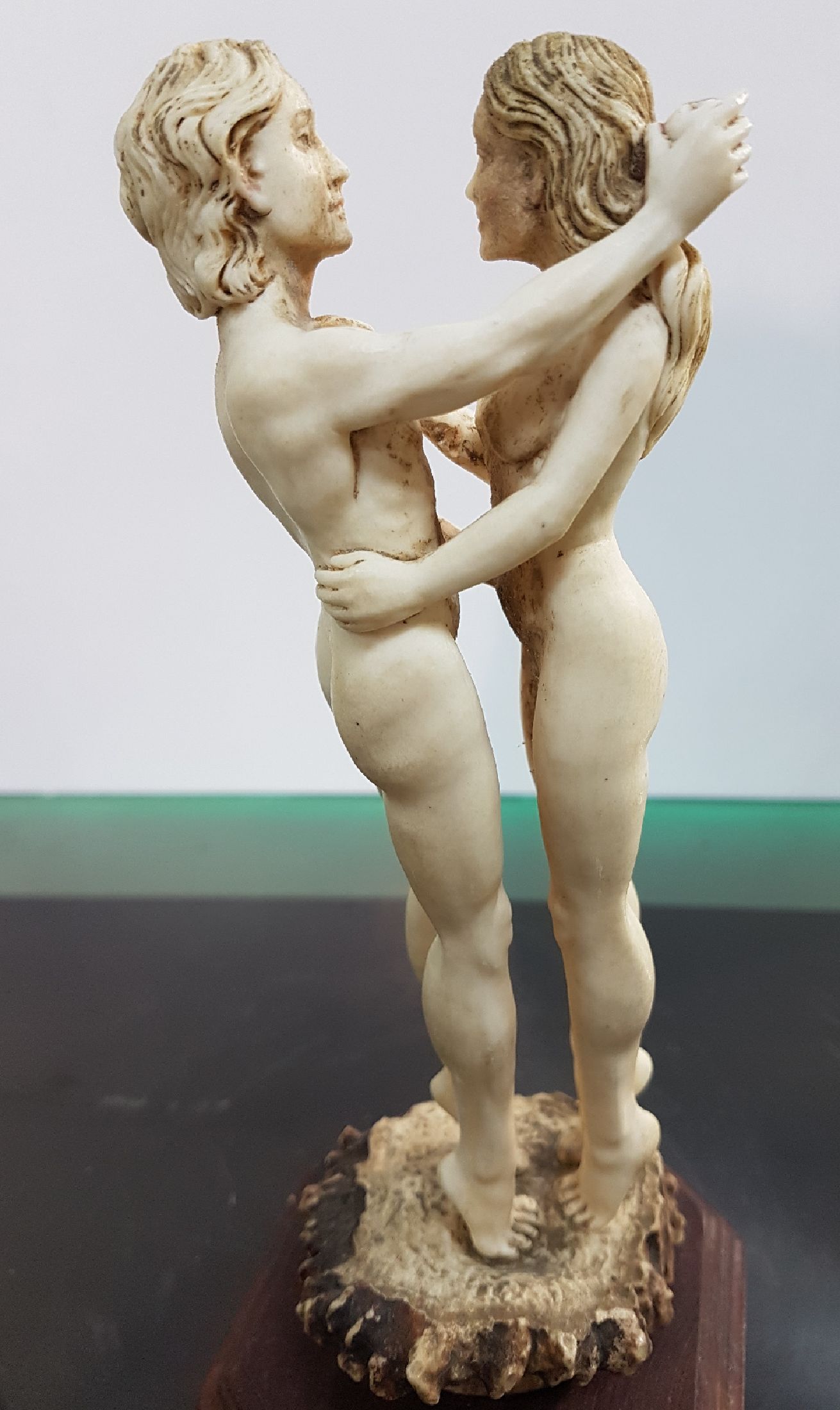 Detail c: Schnitzerei aus Elchgeweih, Werkstatt Bernhard Schiffel, Bali, Adam und Eva, feine naturalistische Schnitzerei, H. ca. 19.5cm